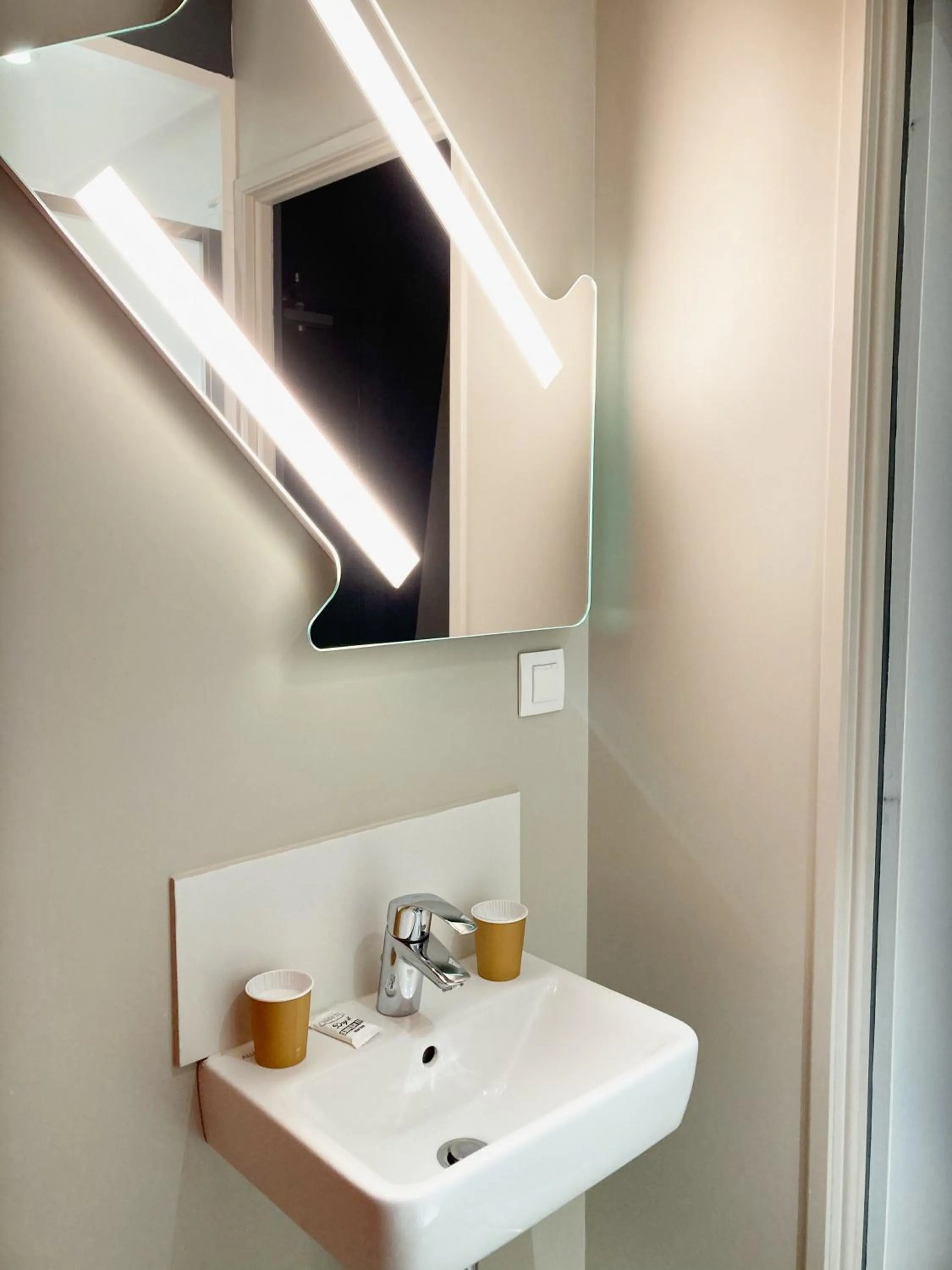 Bathroom in ibis budget Rouen Nord Isneauville