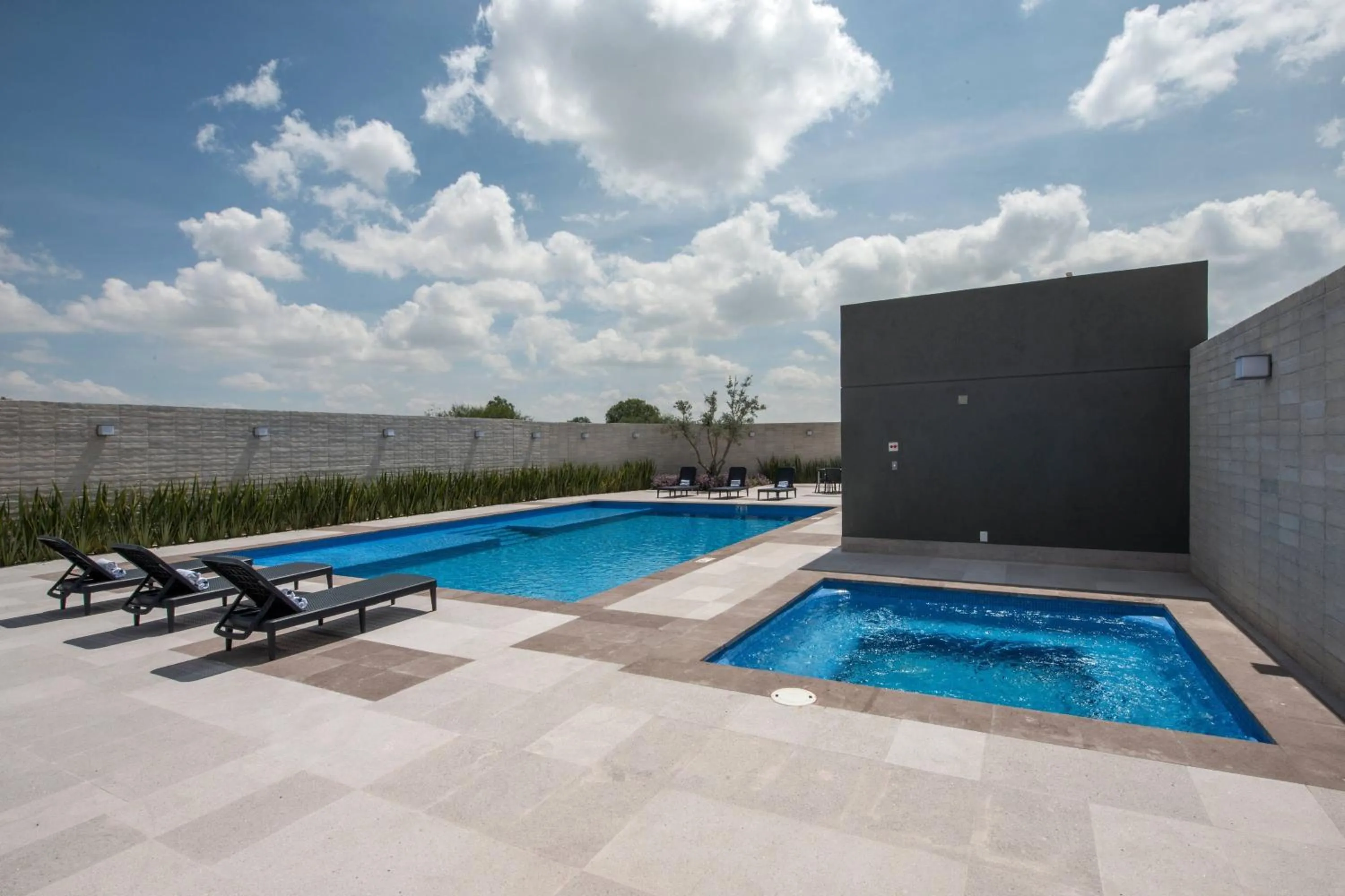 Swimming pool in Courtyard by Marriott San Luis Potosi, Los Lagos