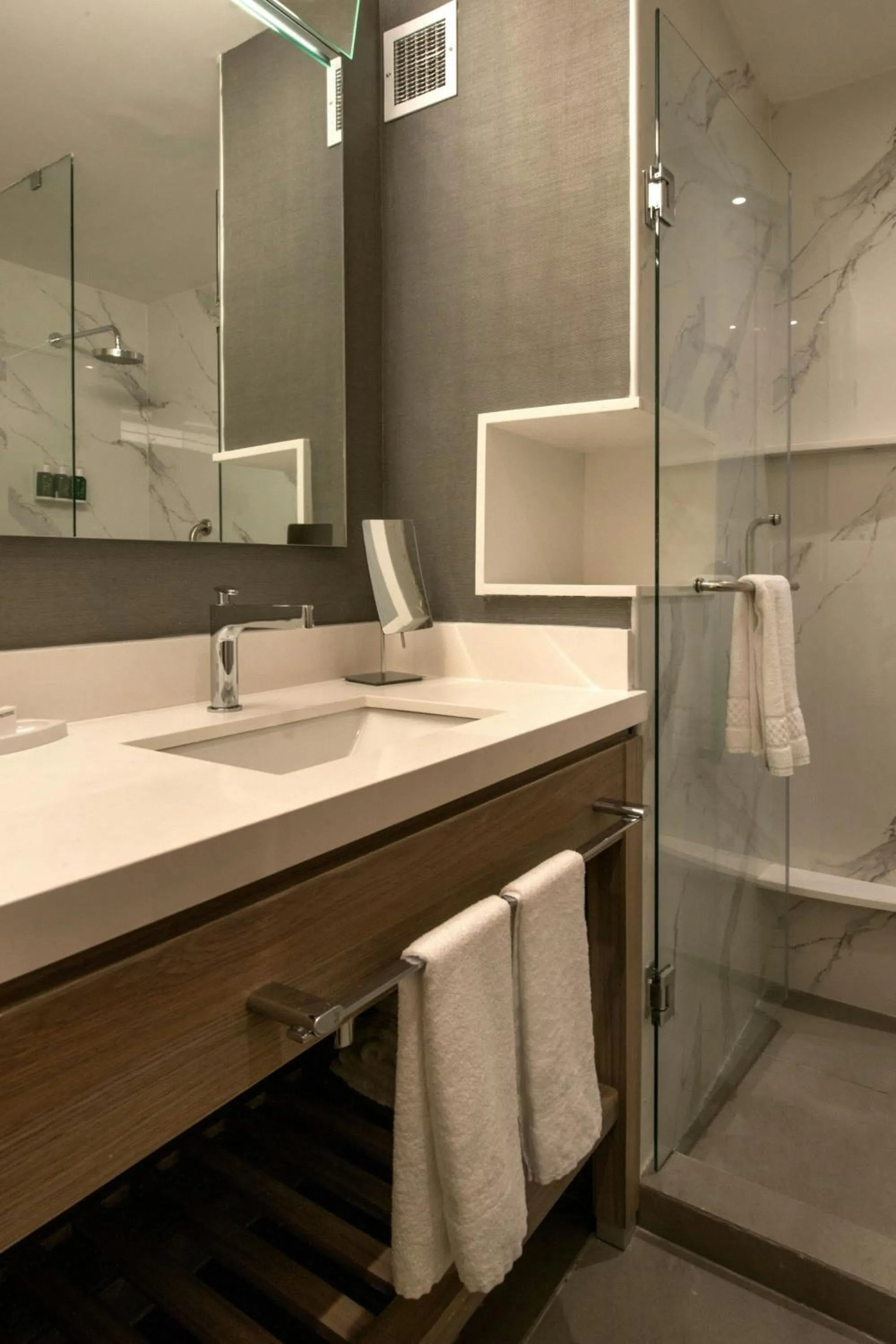 Bathroom in Courtyard by Marriott San Luis Potosi, Los Lagos