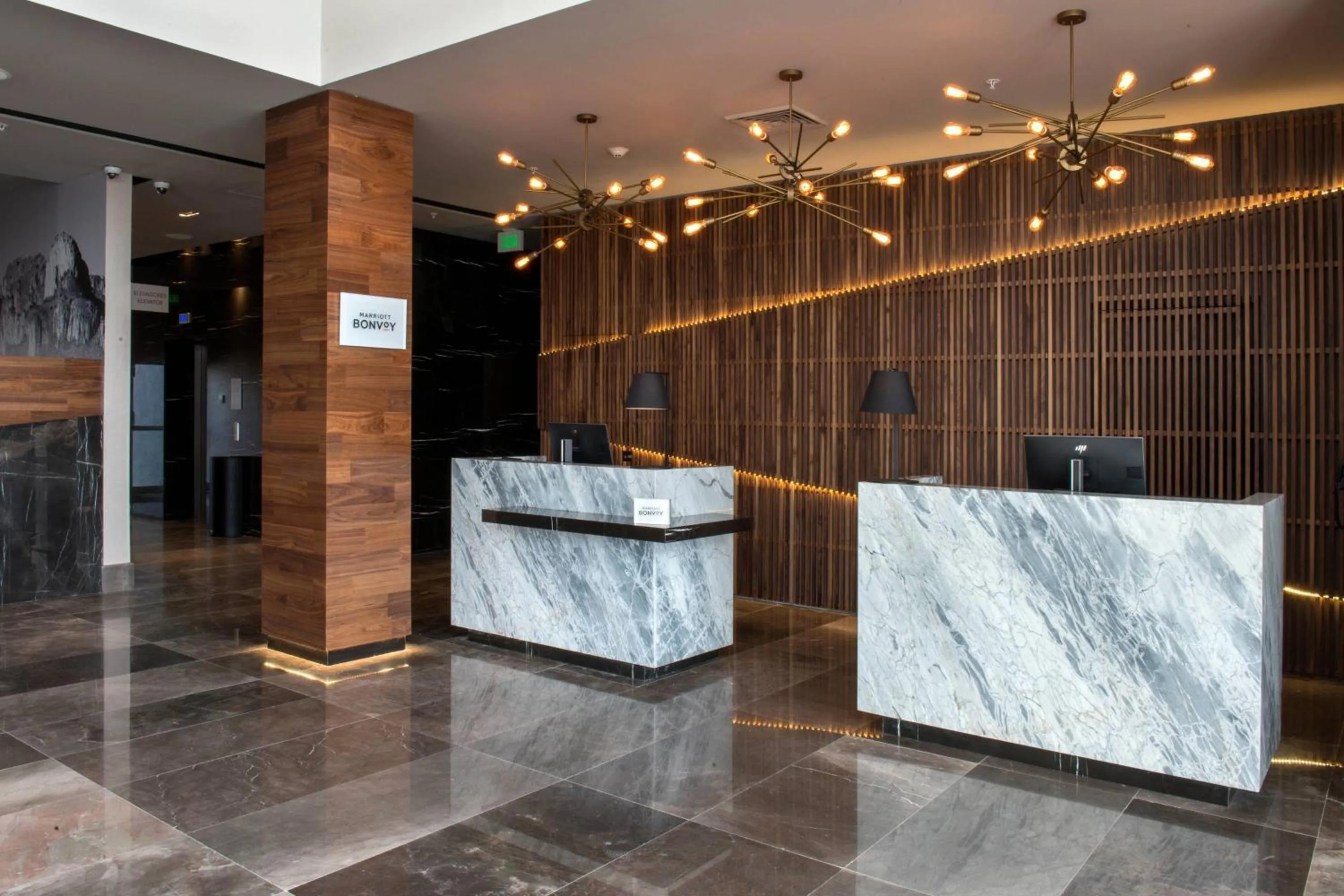 Lobby or reception in Courtyard by Marriott San Luis Potosi, Los Lagos