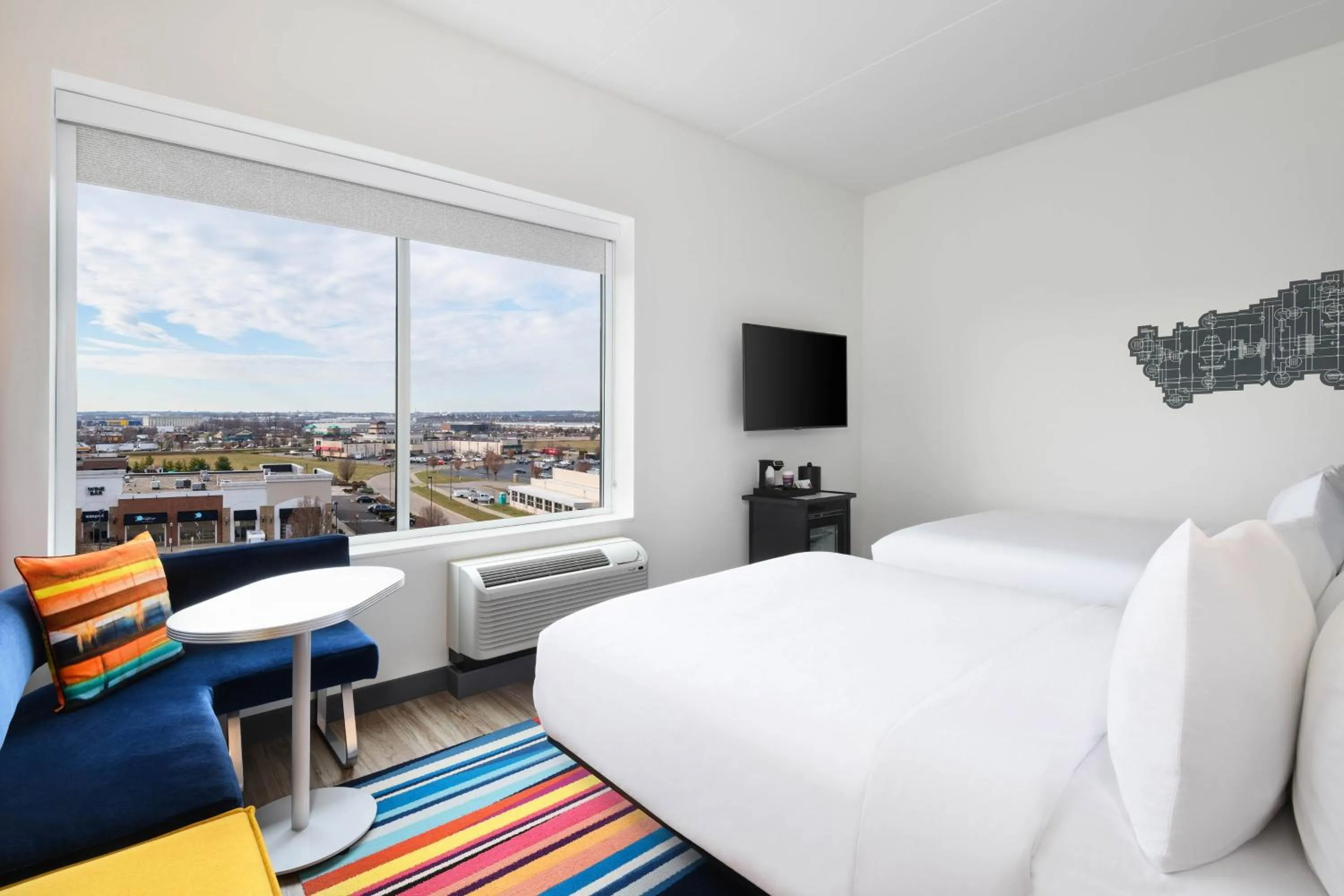 Photo of the whole room, Bed in Aloft Cincinnati West Chester