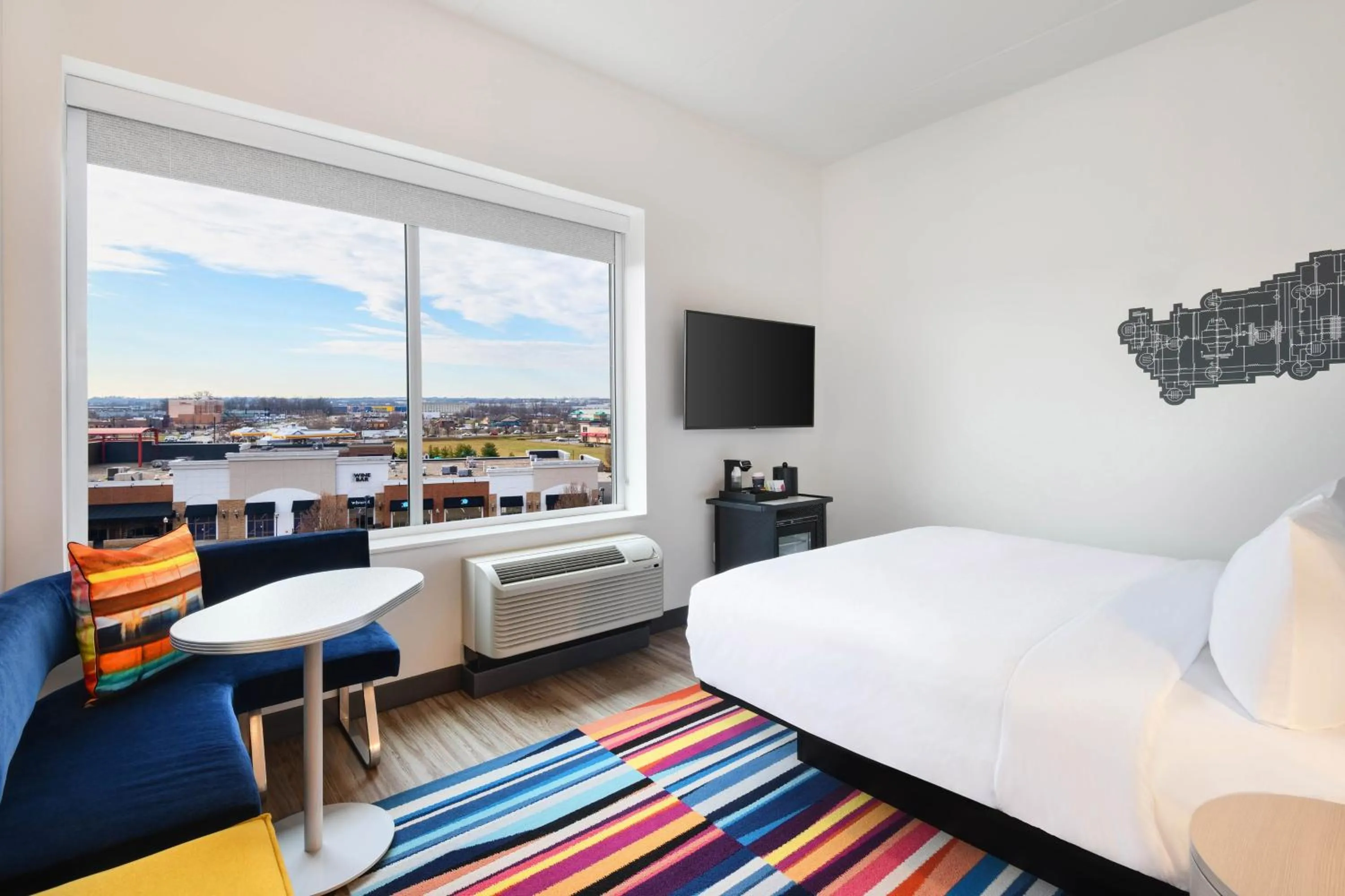 Photo of the whole room, Bed in Aloft Cincinnati West Chester