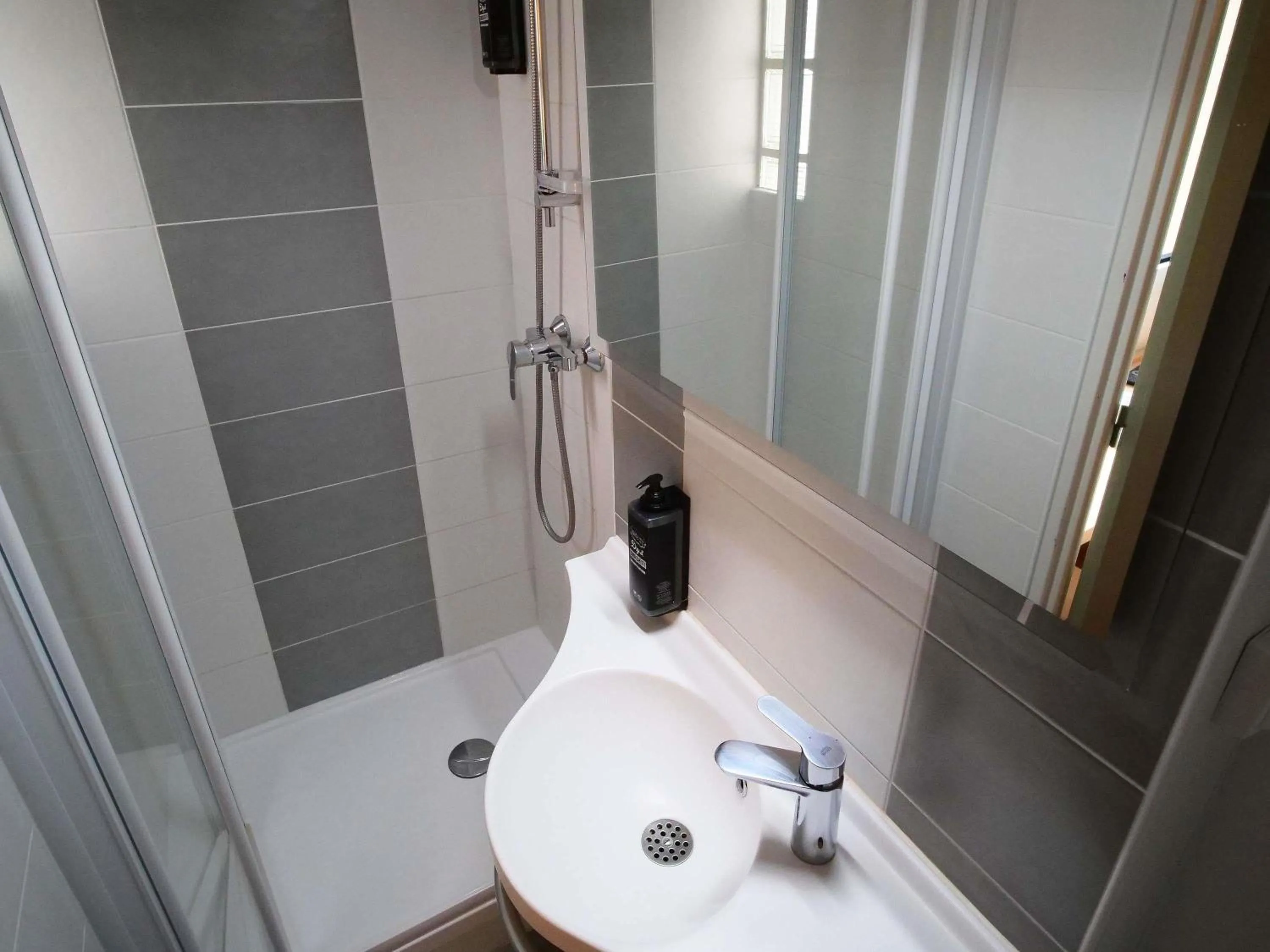 Bedroom in ibis budget Blois Centre