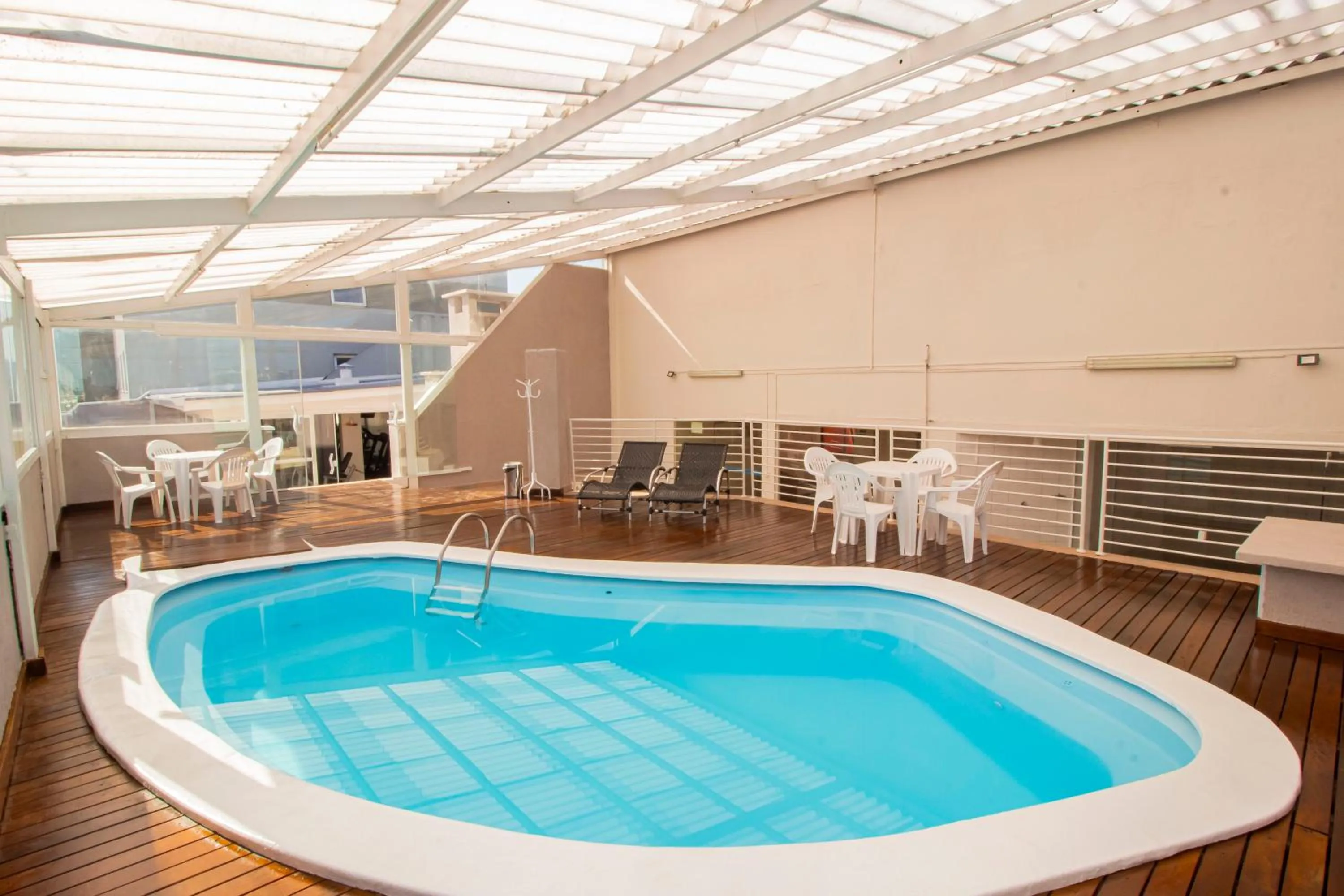 Swimming pool in Hotel Golden Park Curitiba By Nacional Inn