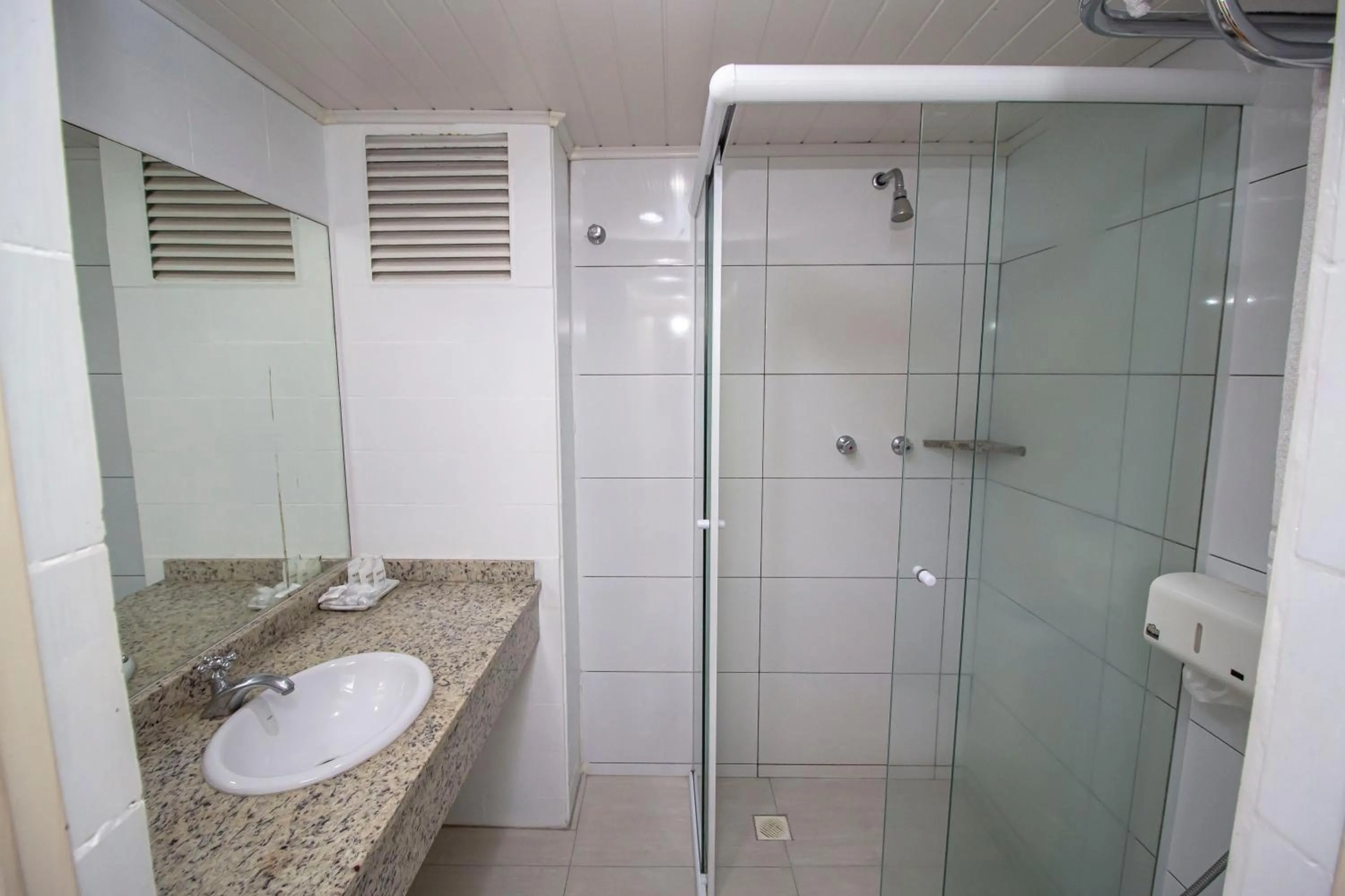 Shower in Hotel Golden Park Curitiba By Nacional Inn