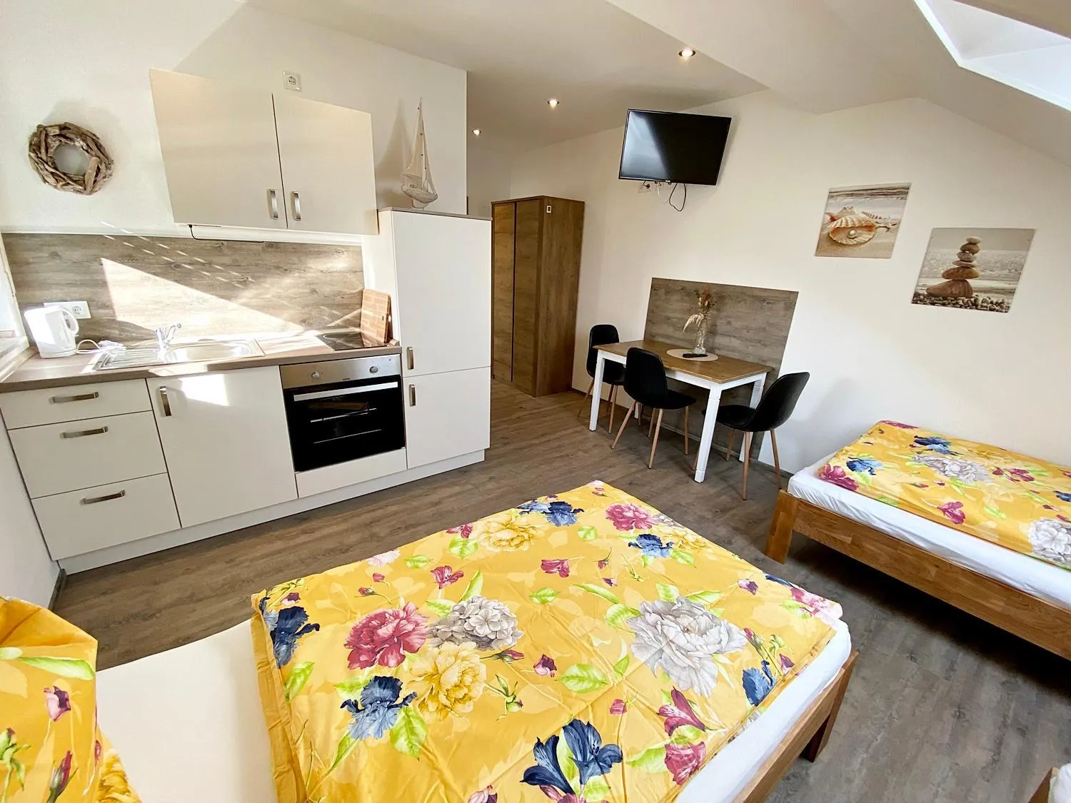 Photo of the whole room, Bed in Seehaus Mamming - Hotel - Schlaffässer - Biergarten - Camping