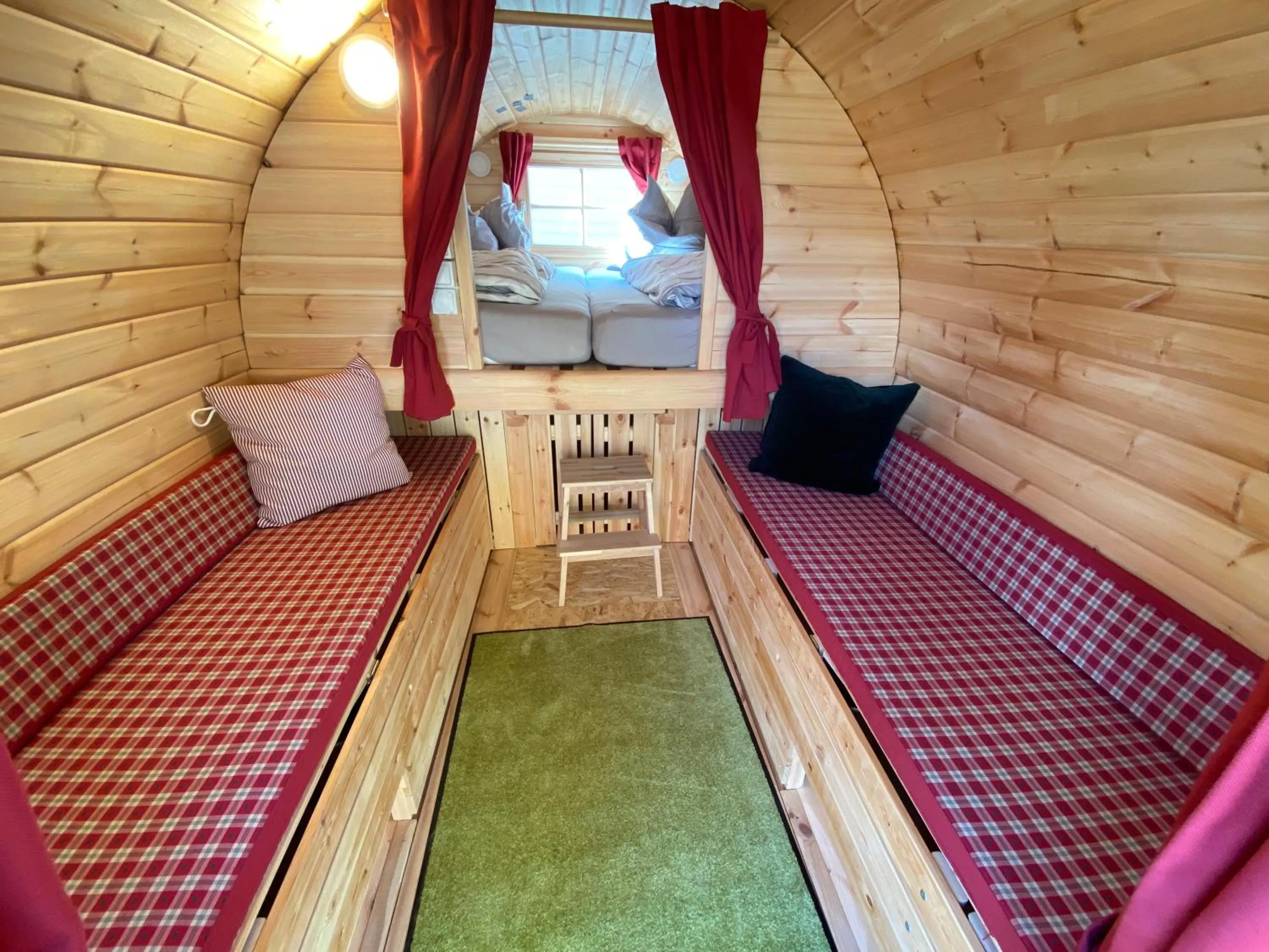 Bed in Seehaus Mamming - Hotel - Schlaffässer - Biergarten - Camping