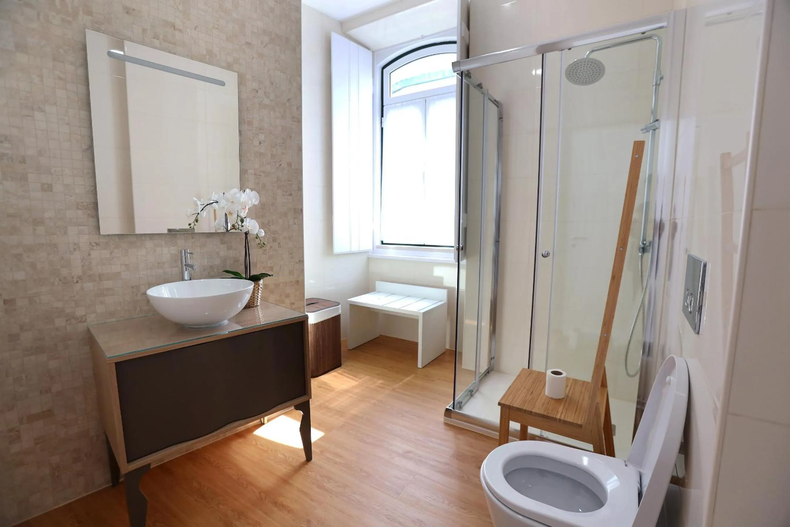 Shower in Glass Boutique - Rooms & Suites