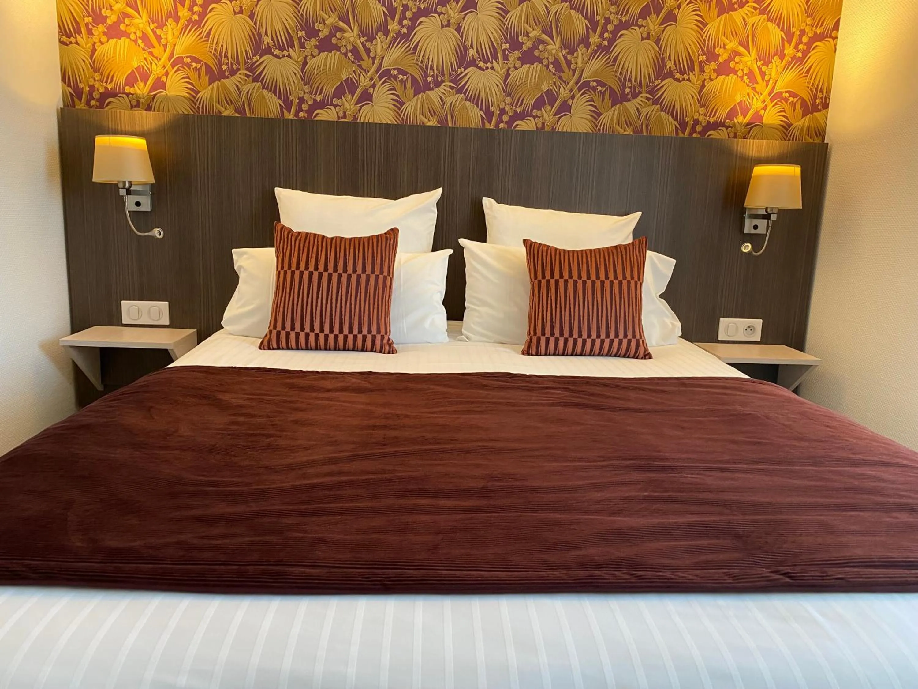 Bed in Cit'Hotel Hôtel de France et d'Europe