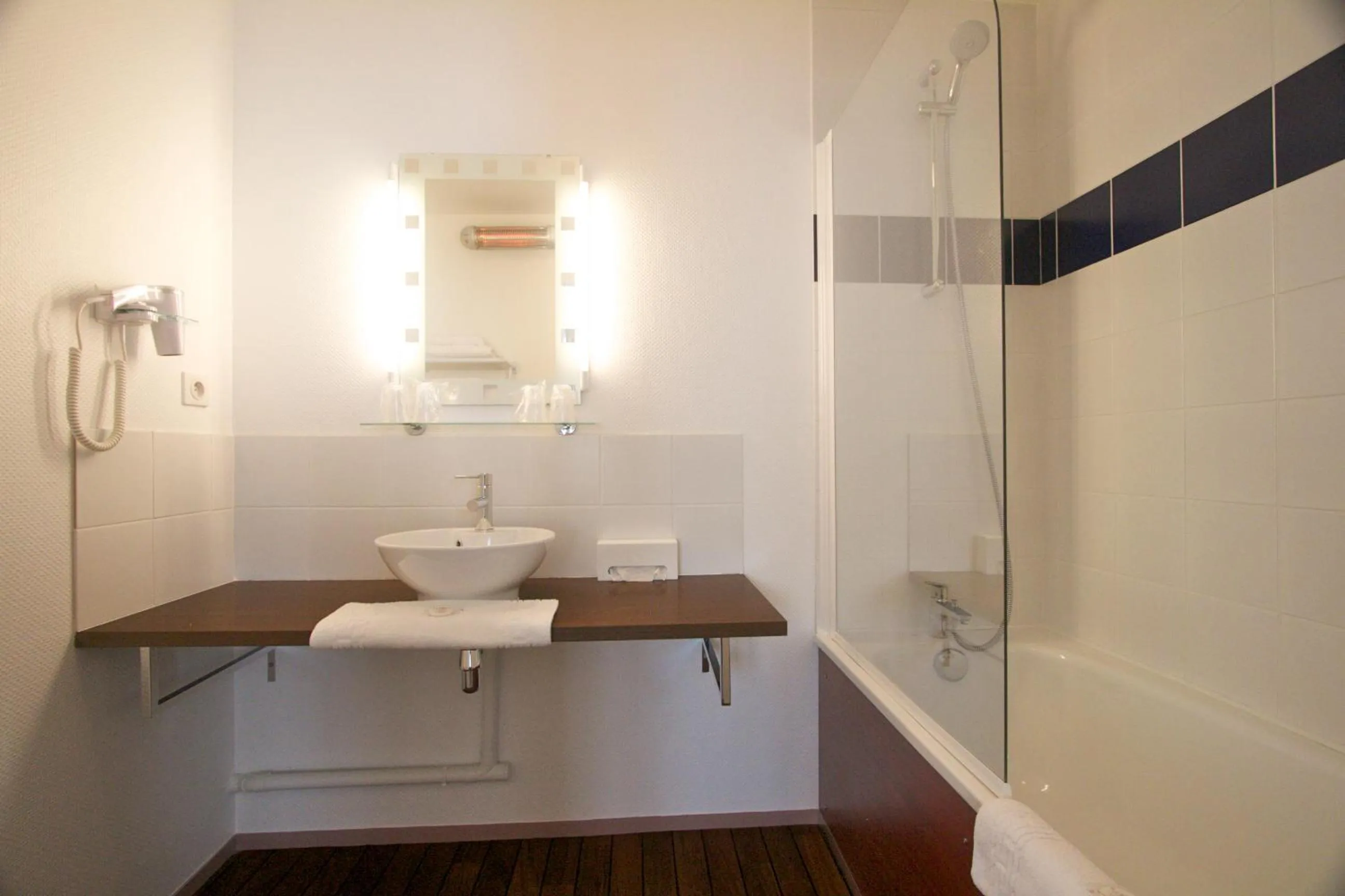 Bathroom in Cit'Hotel Hôtel de France et d'Europe