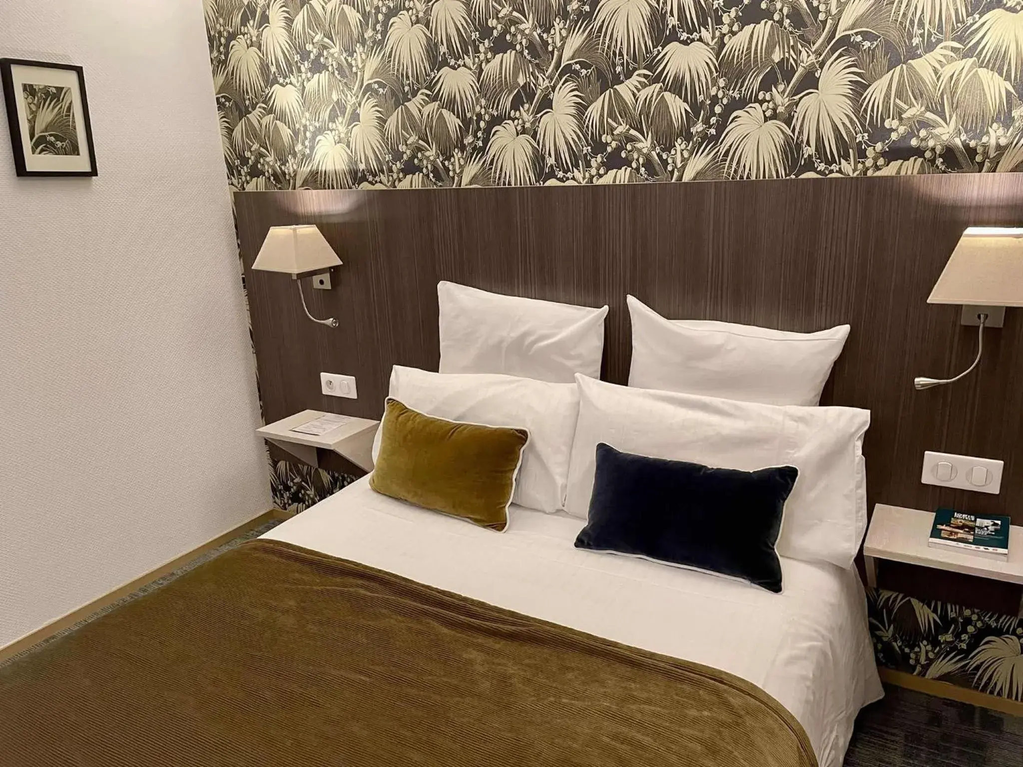 Budget Double Room in Cit'Hotel Hôtel de France et d'Europe Budget Double Room in Cit'Hotel Hôtel de France et d'Europe