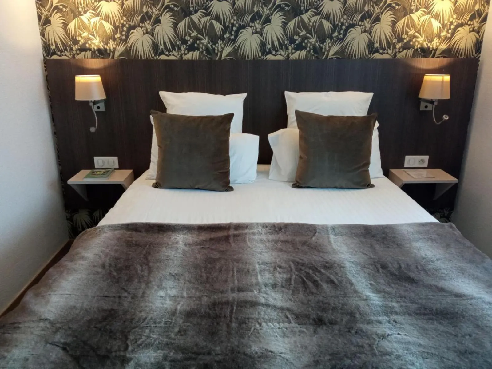 Bed in Cit'Hotel Hôtel de France et d'Europe