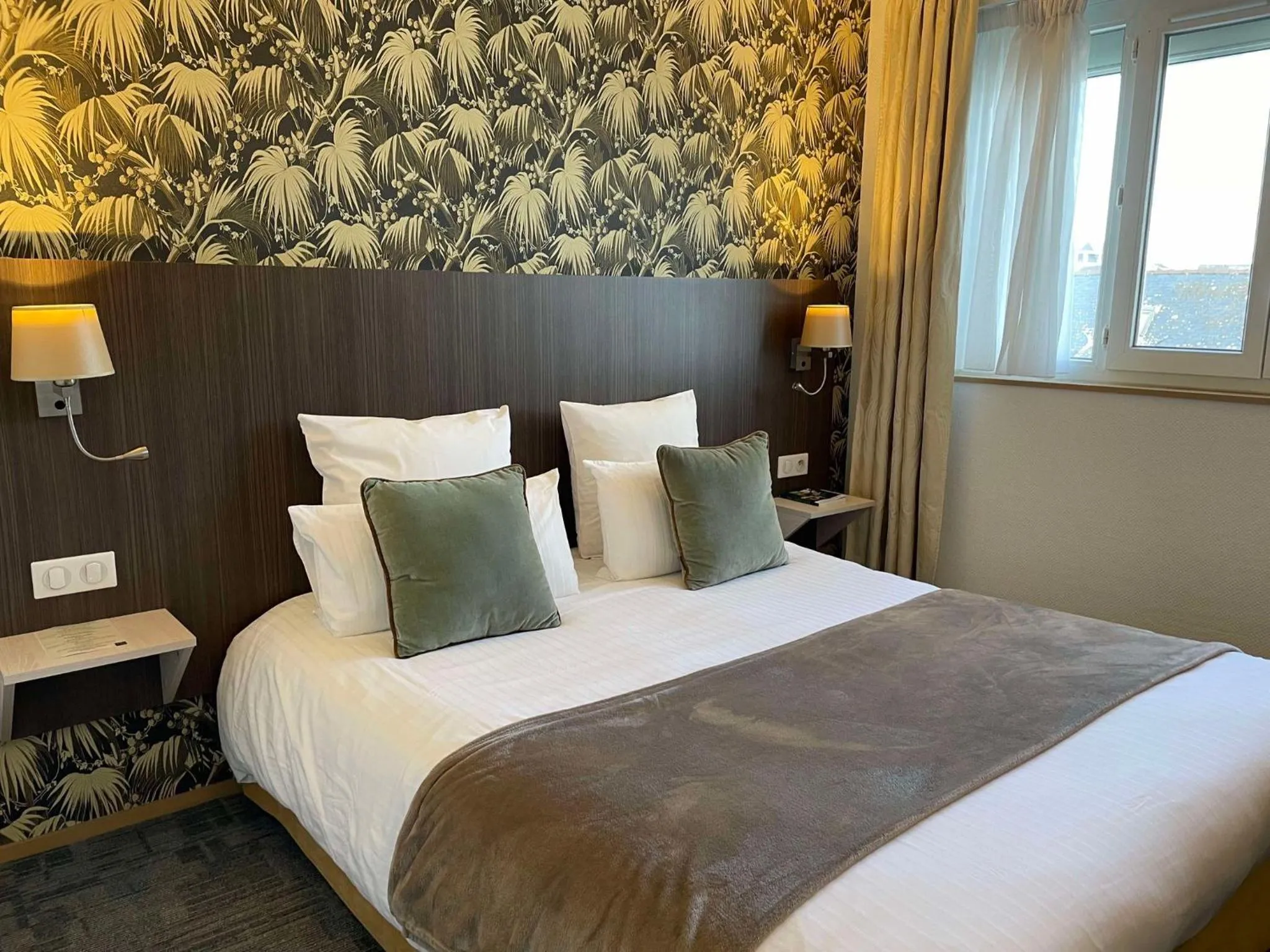 Bed in Cit'Hotel Hôtel de France et d'Europe