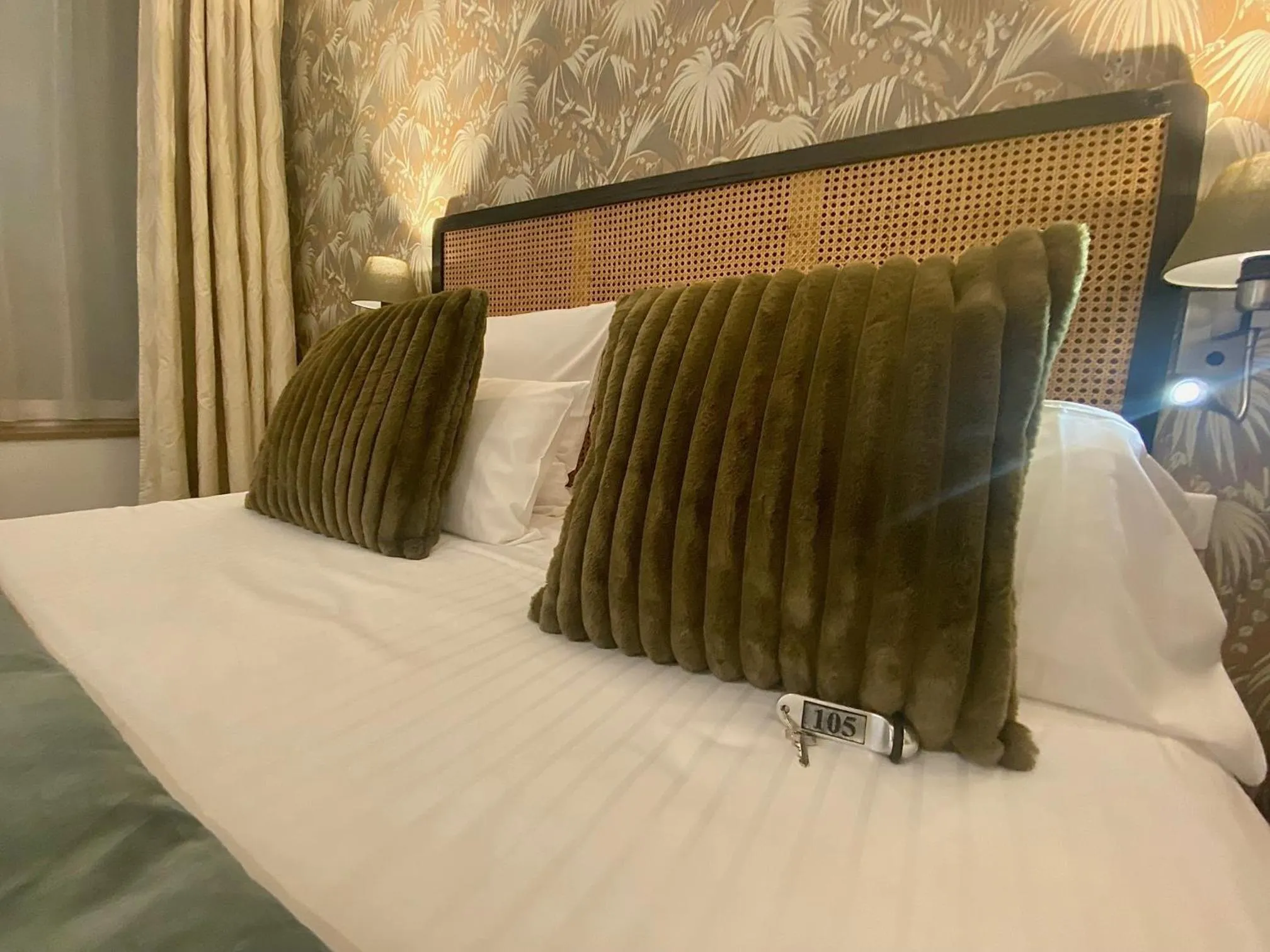 Bed in Cit'Hotel Hôtel de France et d'Europe