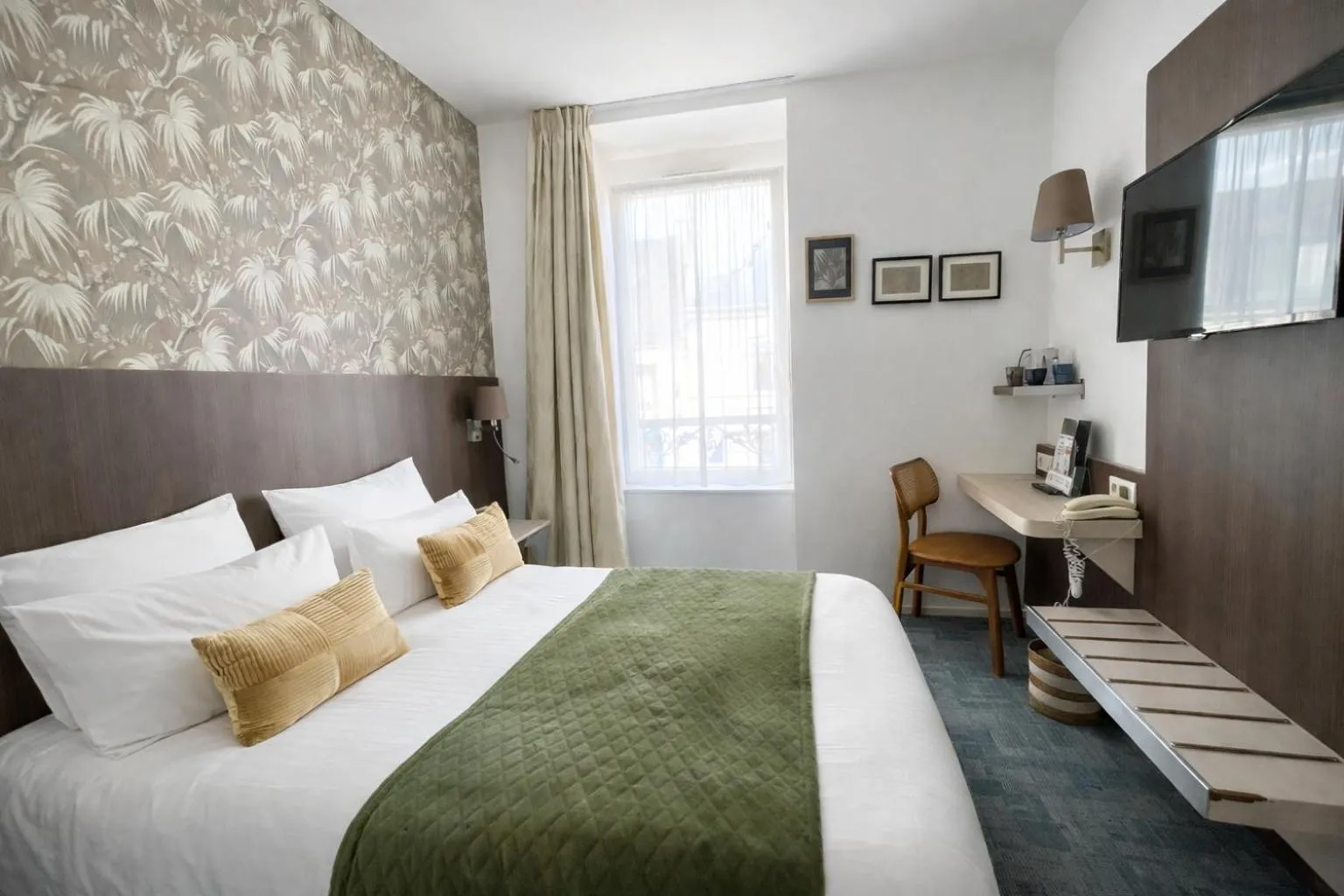 Bed in Cit'Hotel Hôtel de France et d'Europe