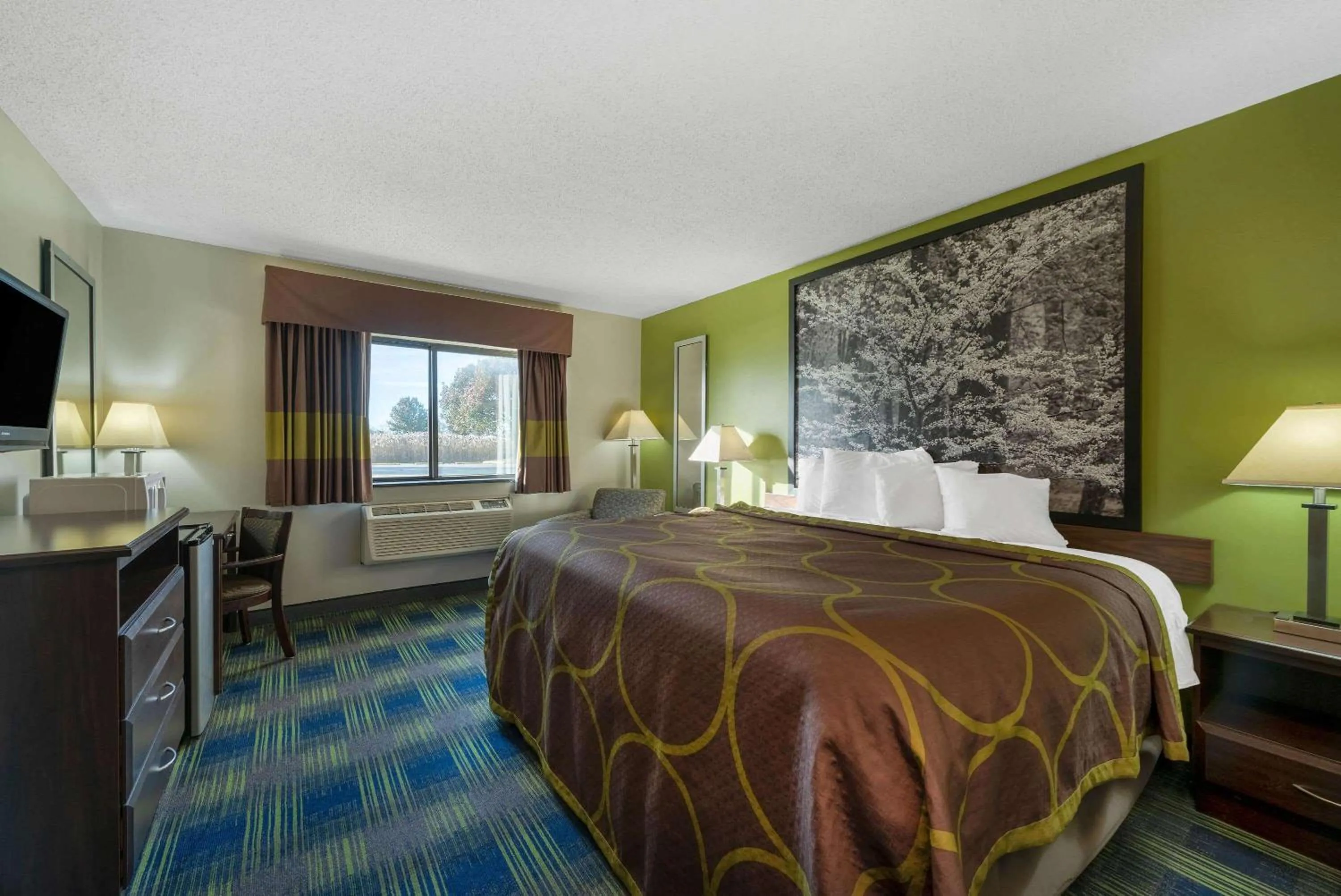 Photo of the whole room in Super 8 by Wyndham Cleveland