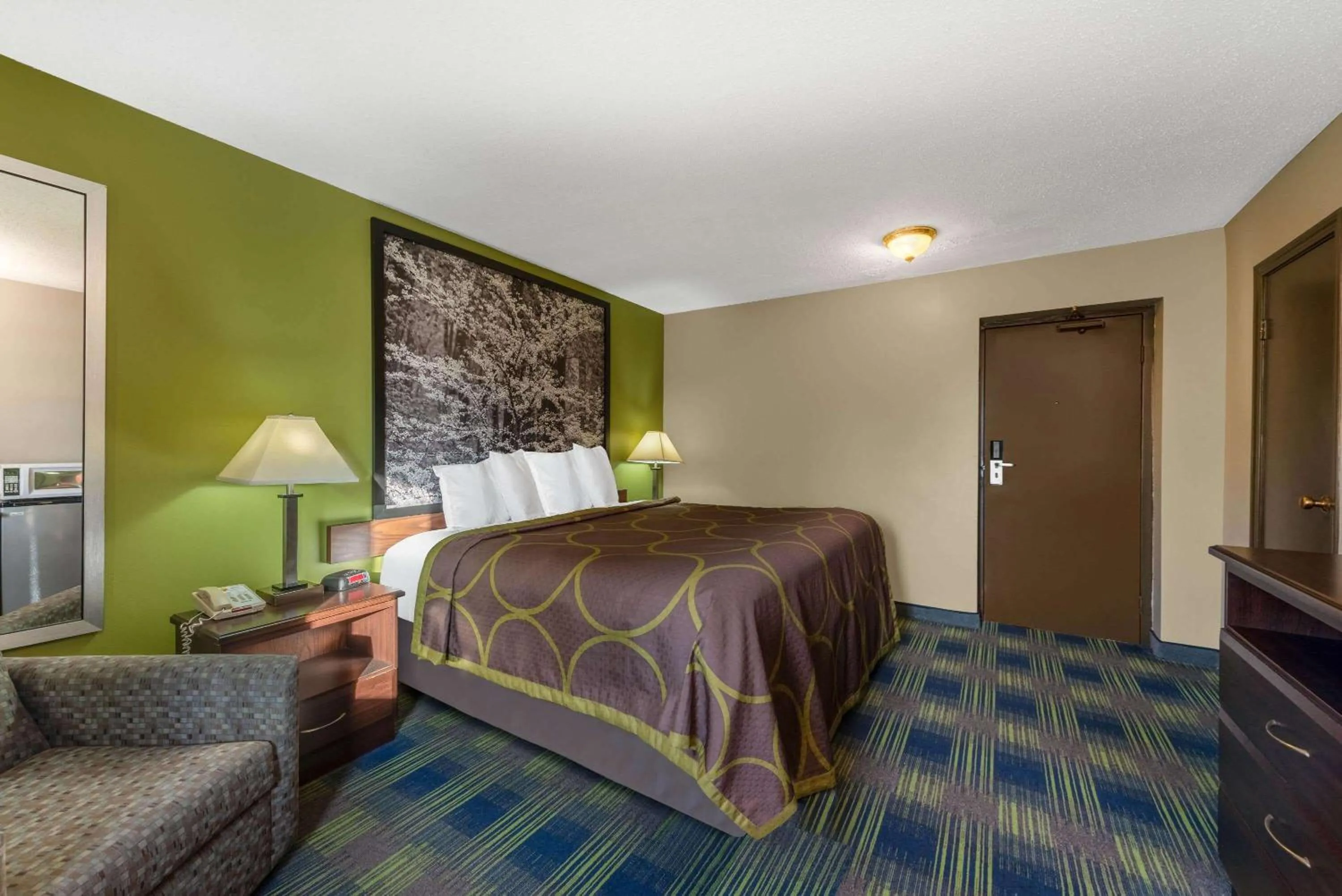 Photo of the whole room in Super 8 by Wyndham Cleveland