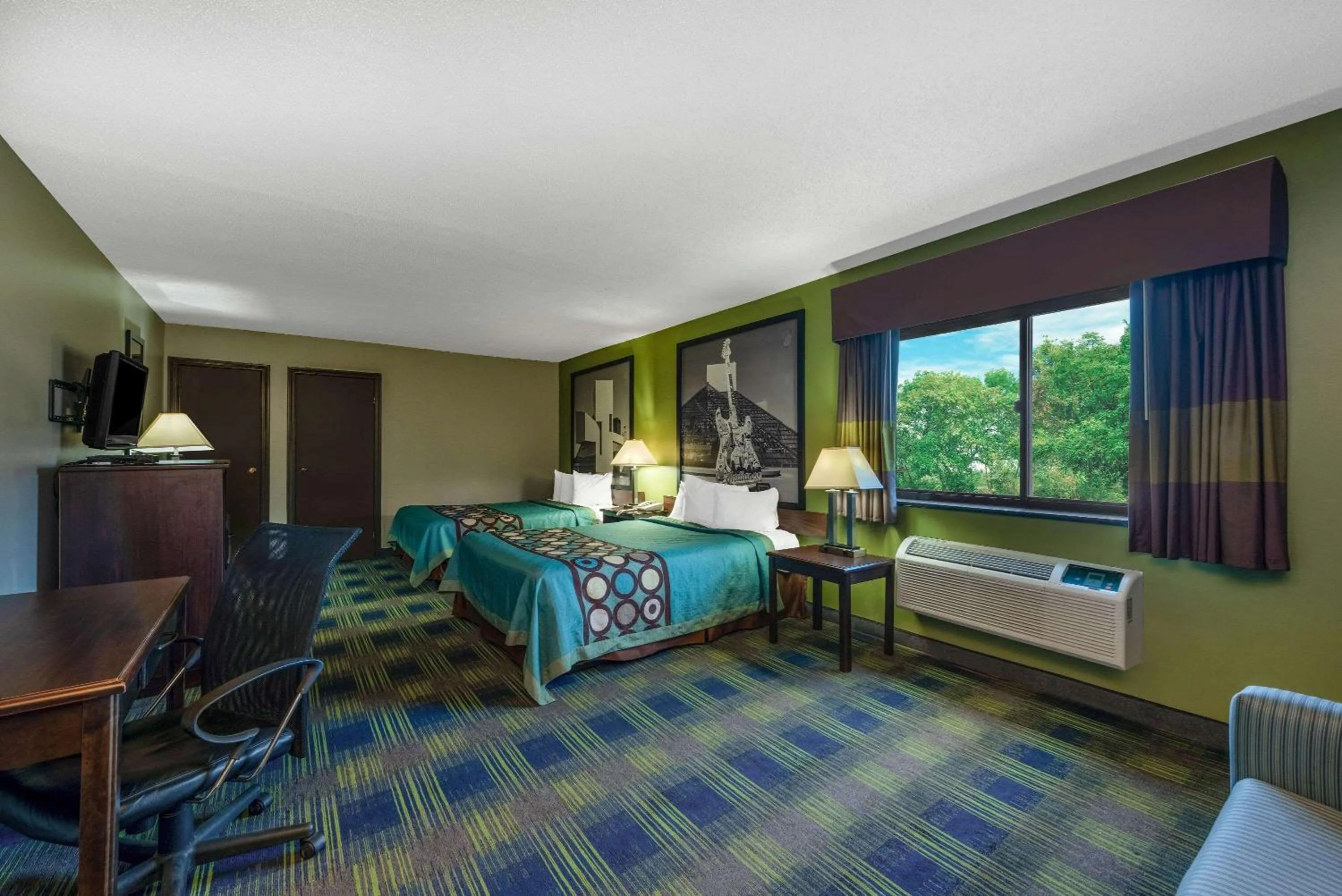 Photo of the whole room in Super 8 by Wyndham Cleveland