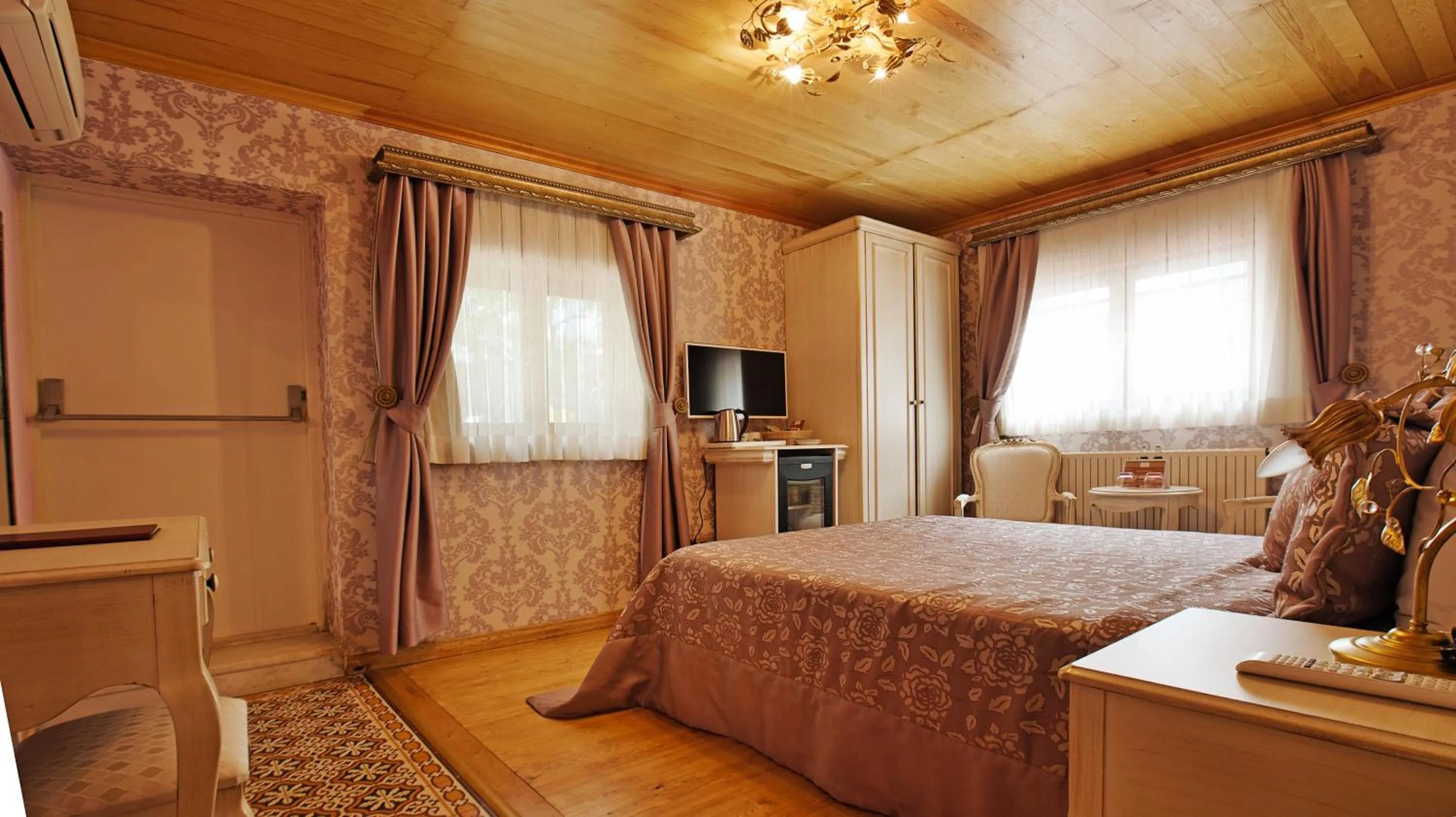 Photo of the whole room, Bed in Ada Palas Buyukada