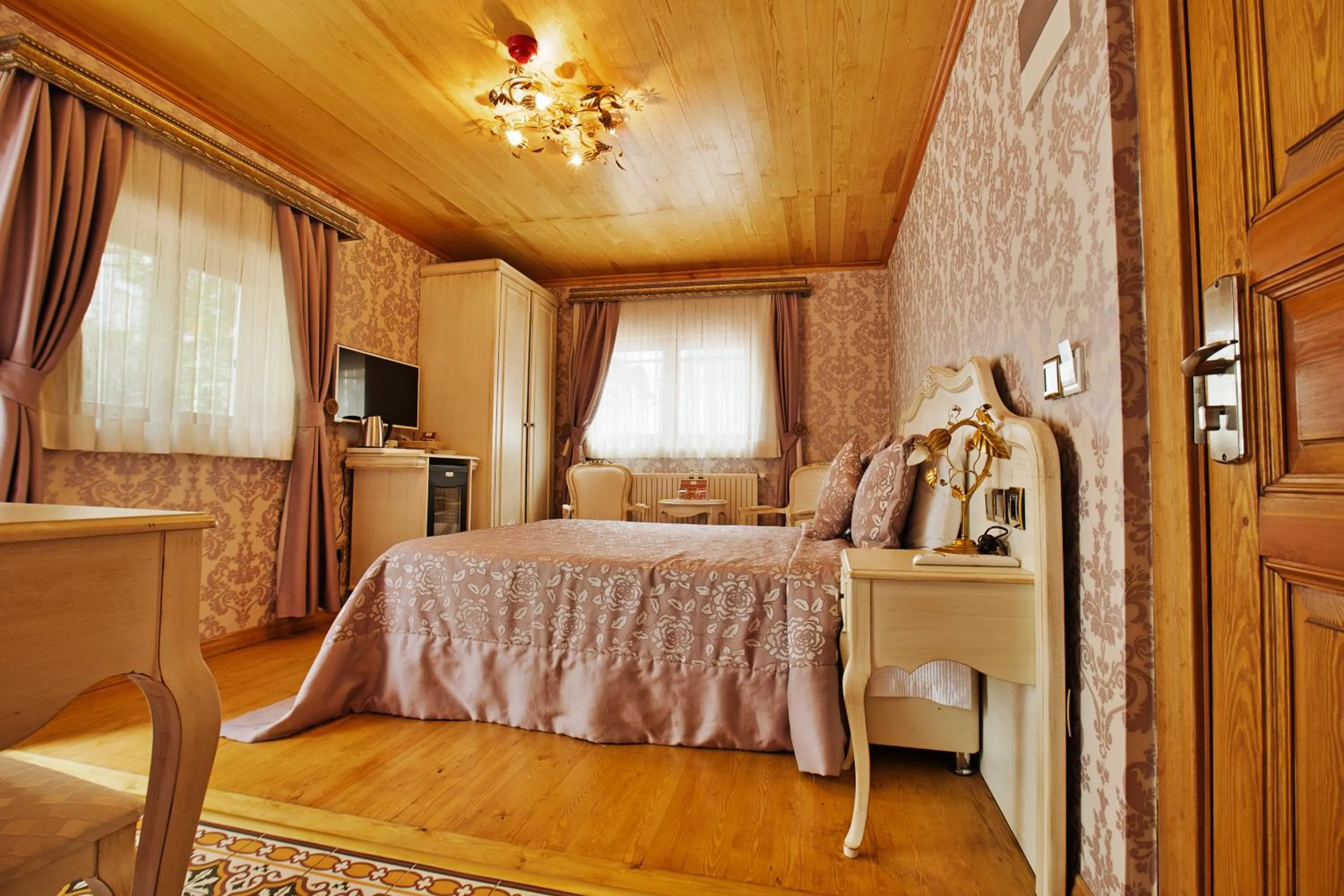 Photo of the whole room, Bed in Ada Palas Buyukada