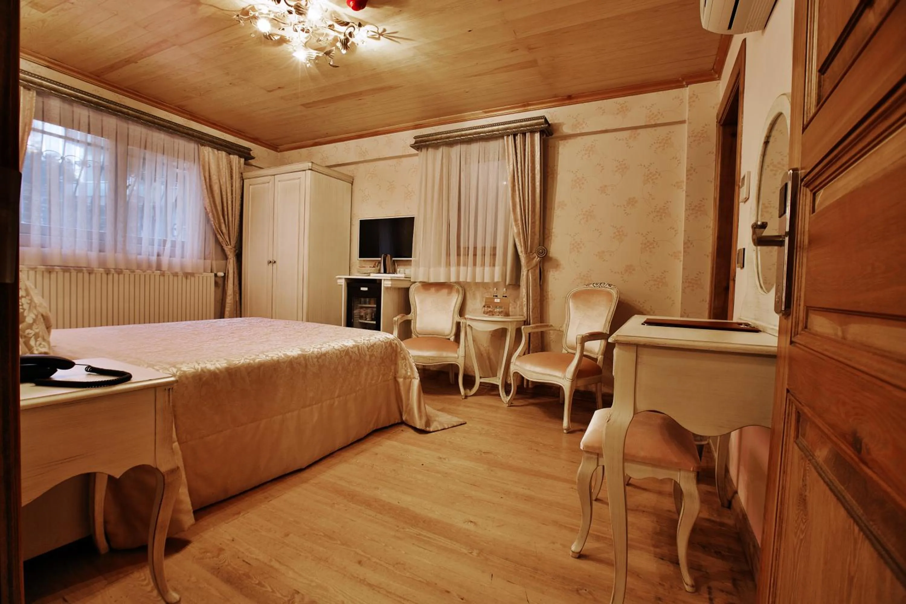 Photo of the whole room, Bed in Ada Palas Buyukada