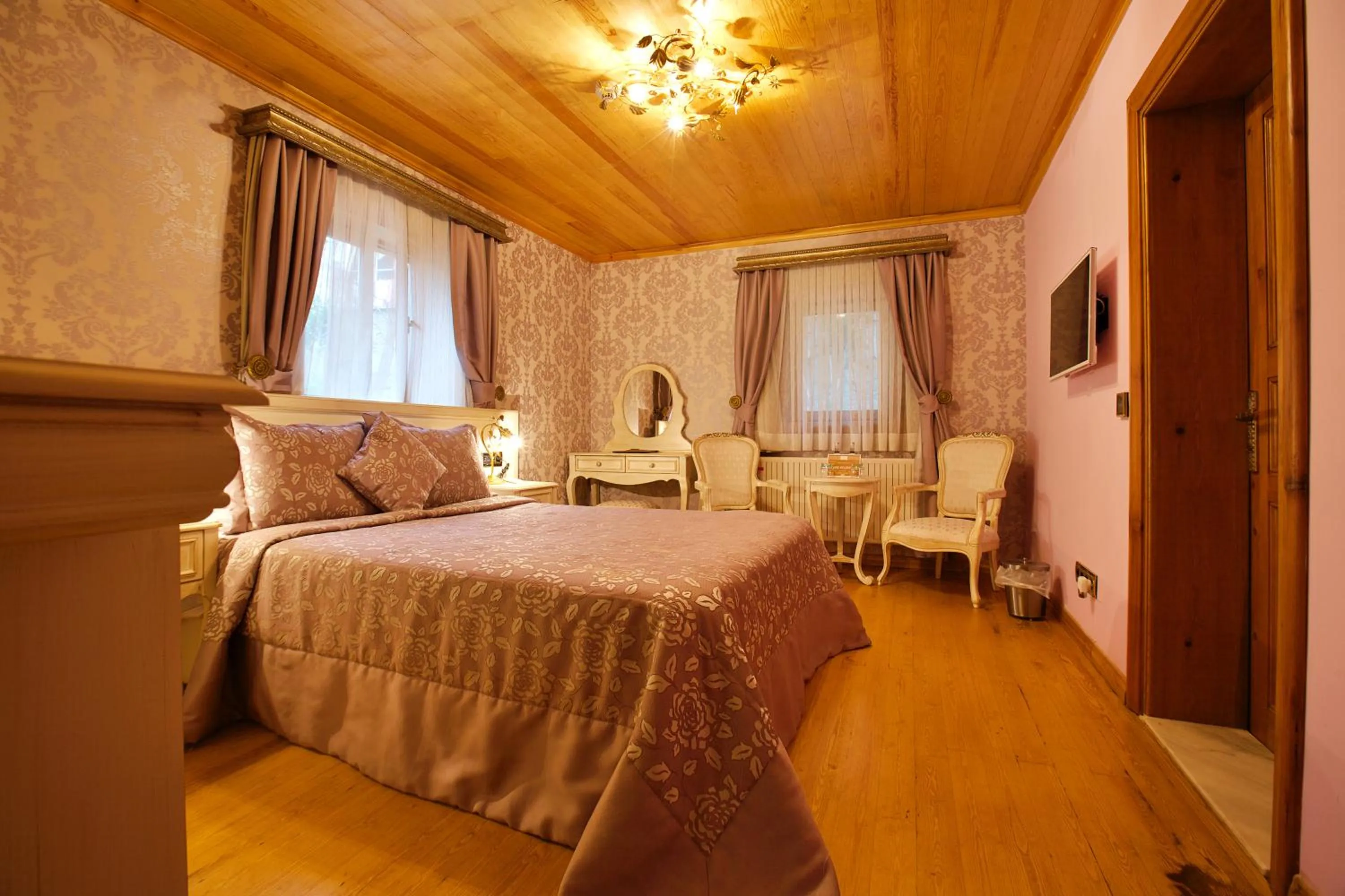 Photo of the whole room, Bed in Ada Palas Buyukada