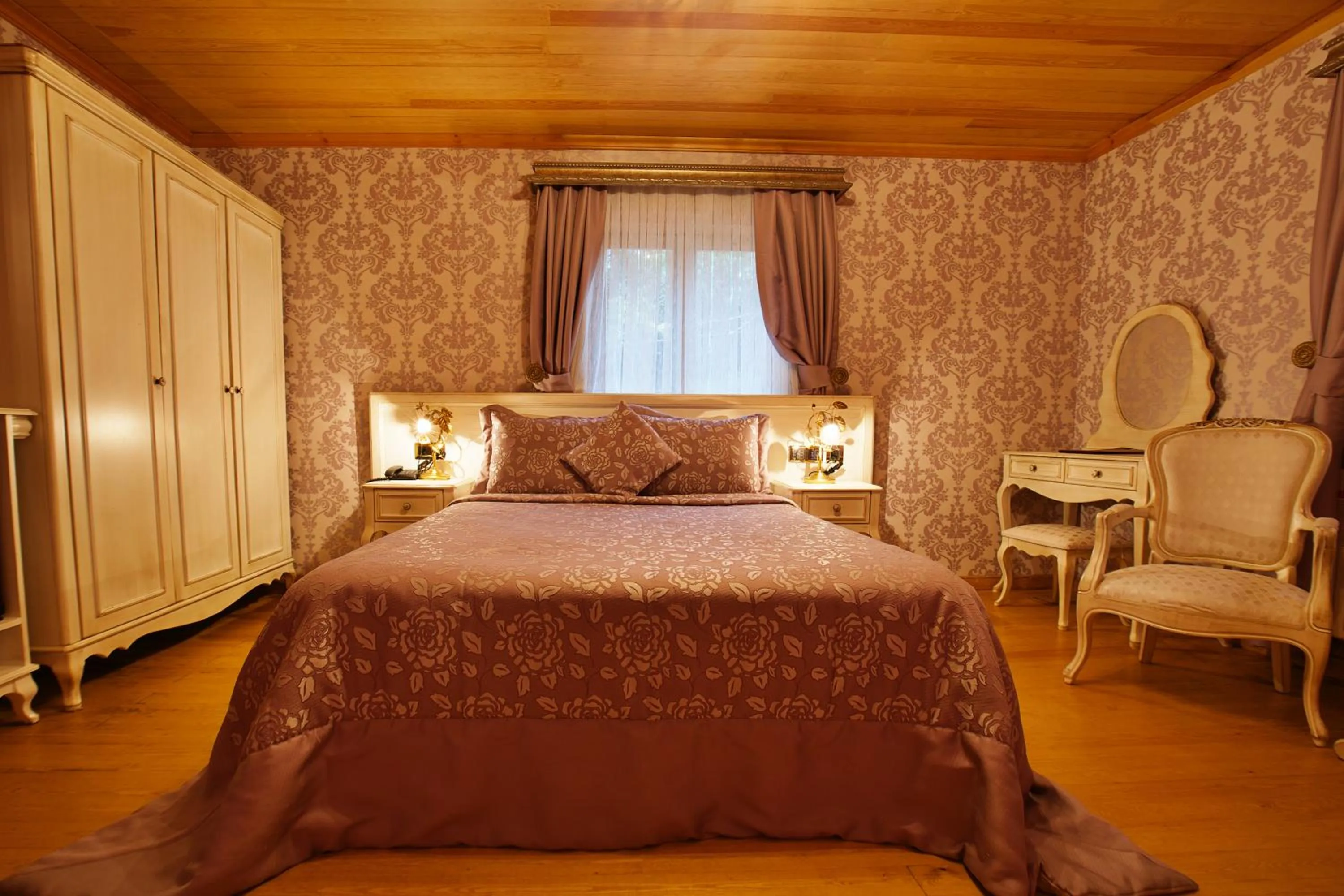 Photo of the whole room, Bed in Ada Palas Buyukada