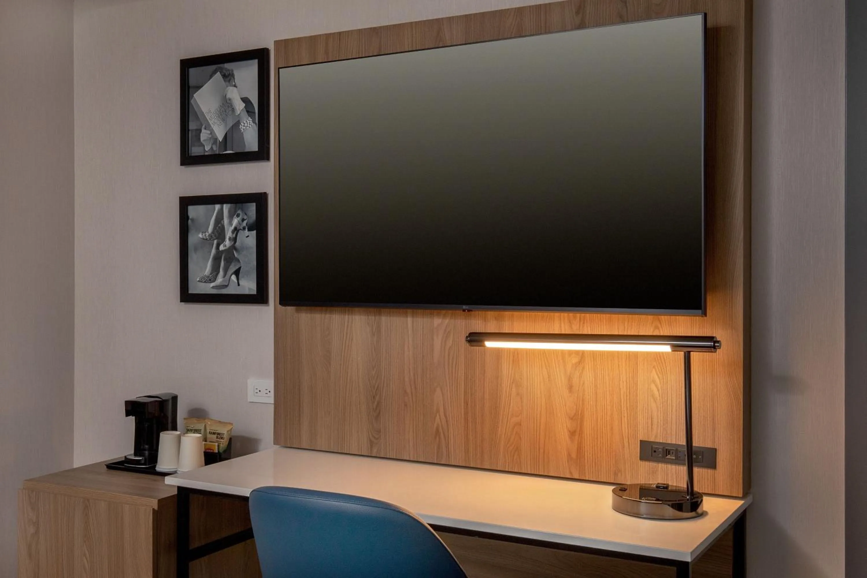 Photo of the whole room in Courtyard by Marriott Times Square West