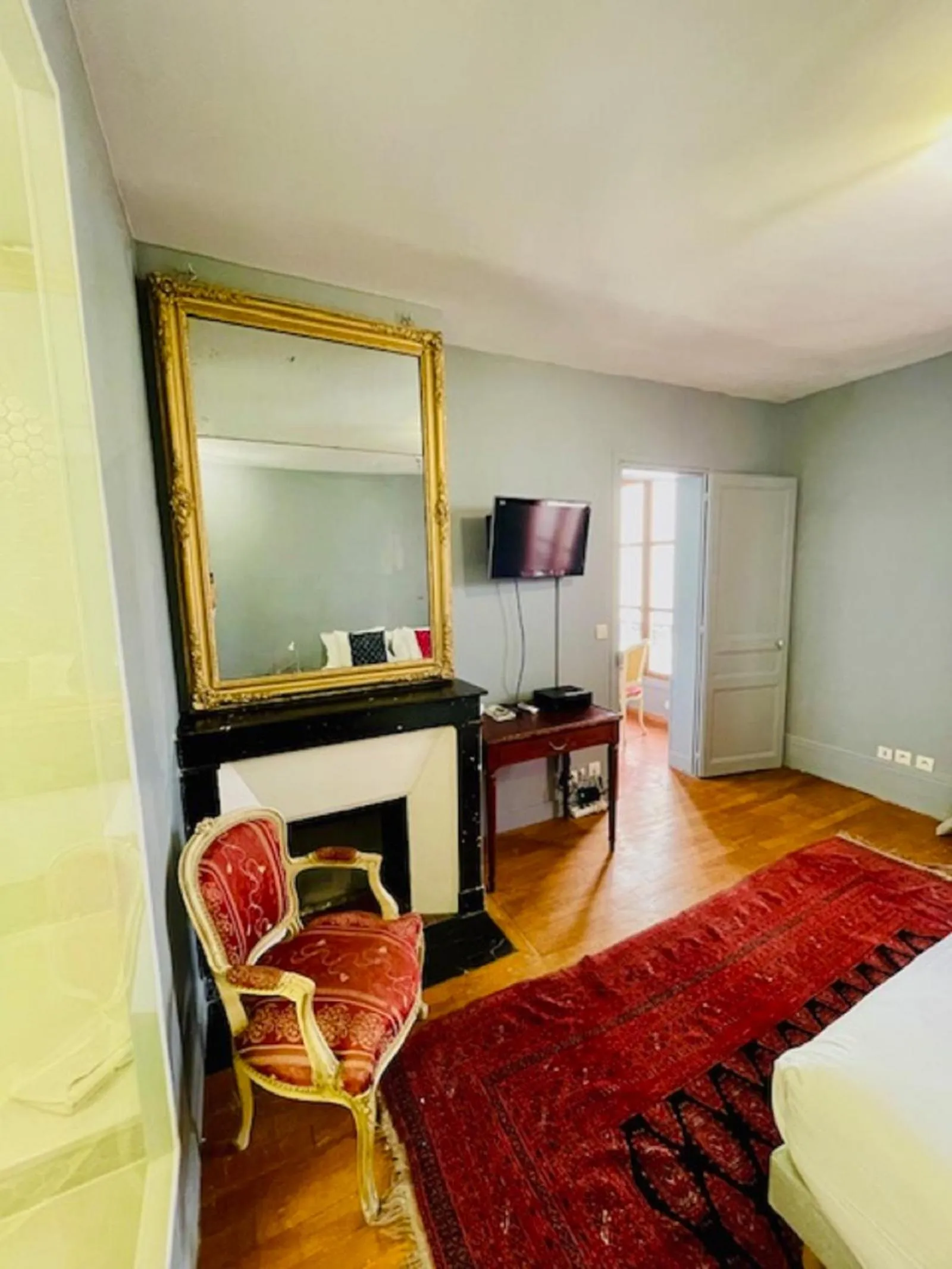 TV and multimedia, Bed in Le Pavillon Hotel