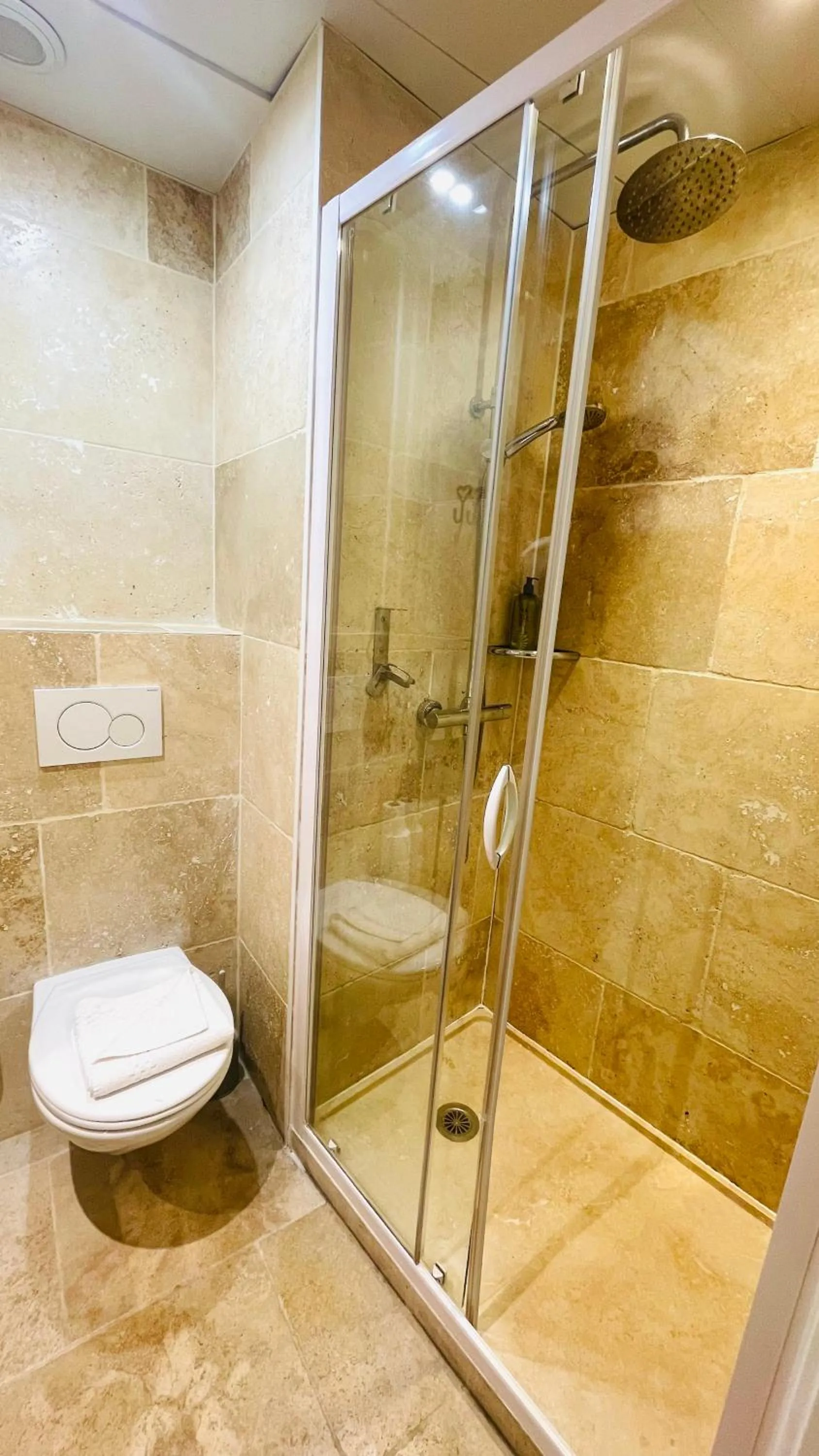 Shower in Le Pavillon Hotel