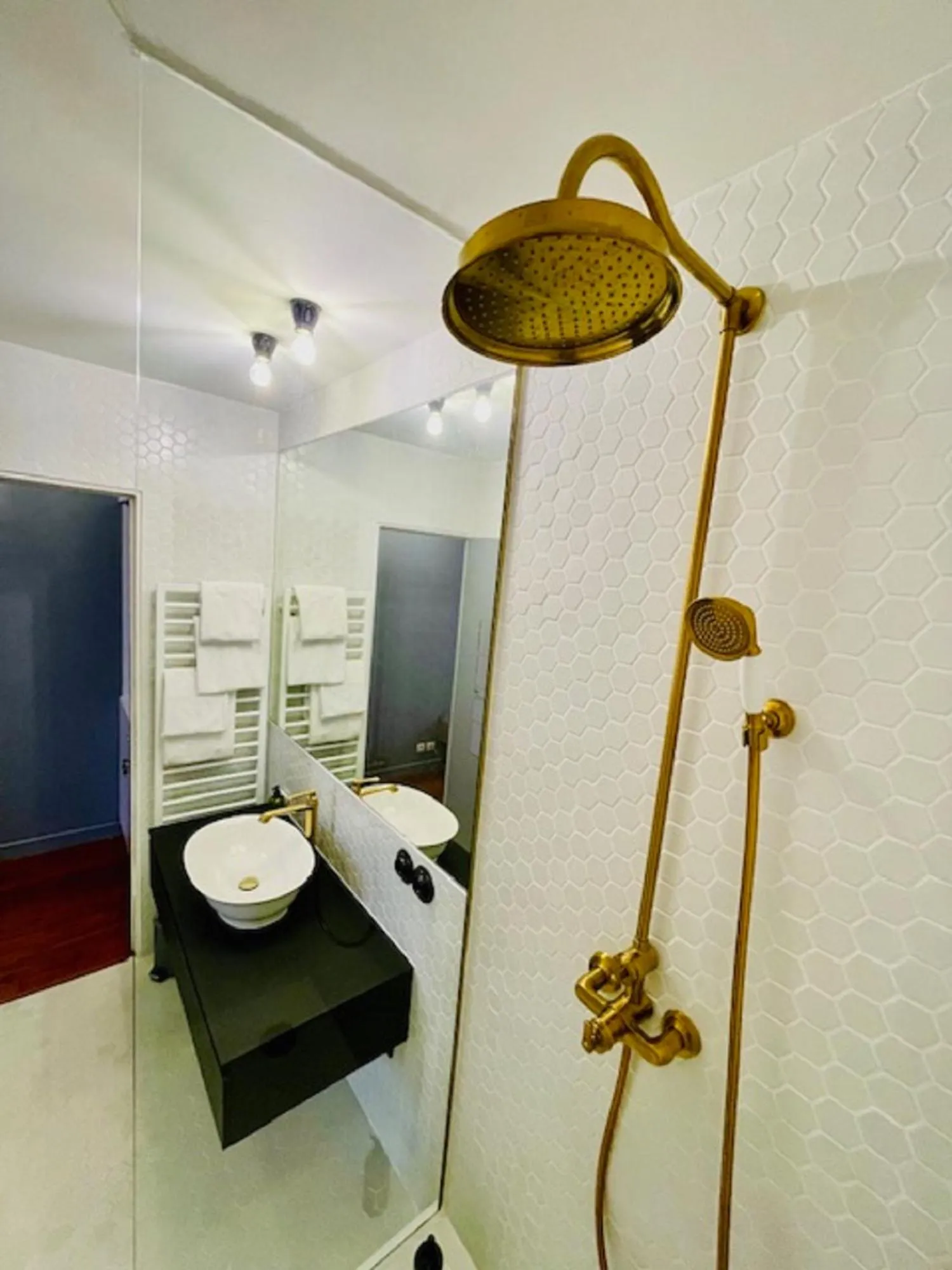 Shower in Le Pavillon Hotel