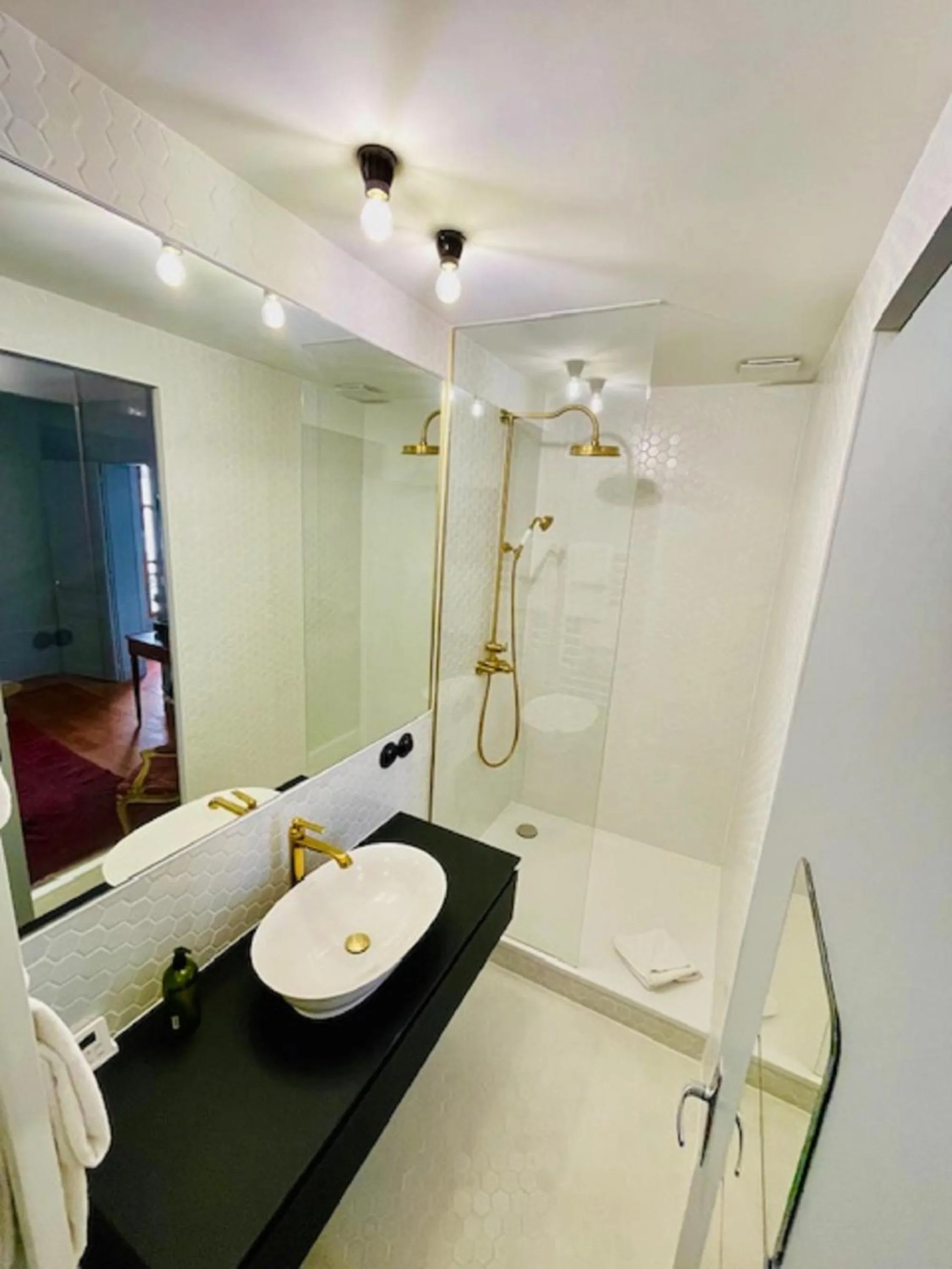 Shower in Le Pavillon Hotel