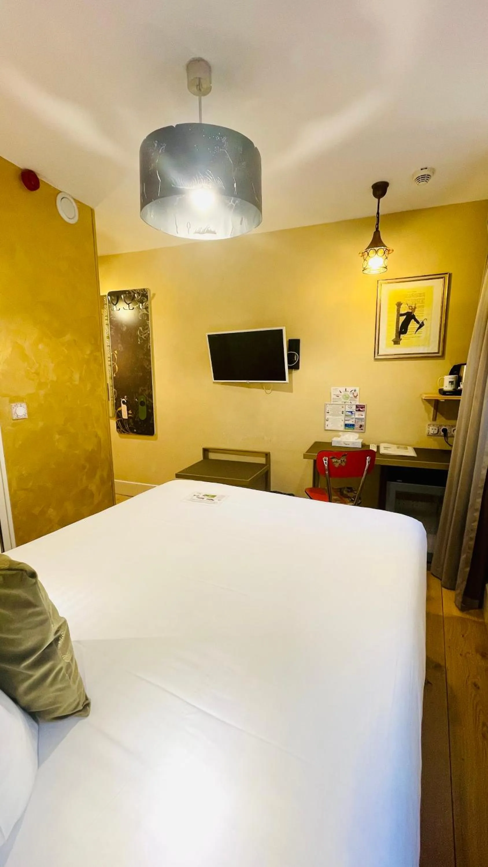 Bedroom, Bed in Le Pavillon Hotel