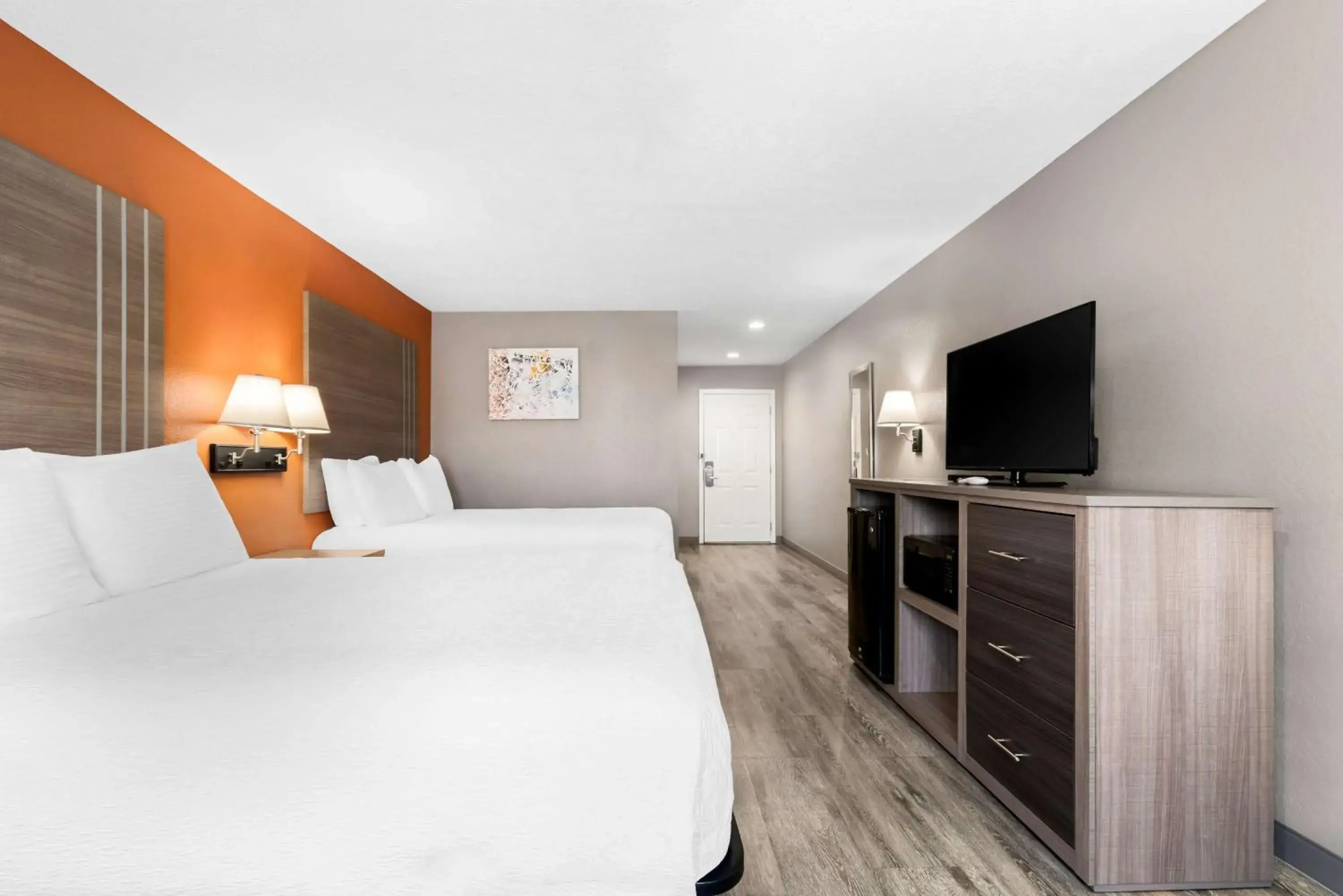 Queen Room with Two Queen Beds and Bath Tub - Mobility Accessible in Best Western Gateway Inn Queen Room with Two Queen Beds and Bath Tub - Mobility Accessible in Best Western Gateway Inn