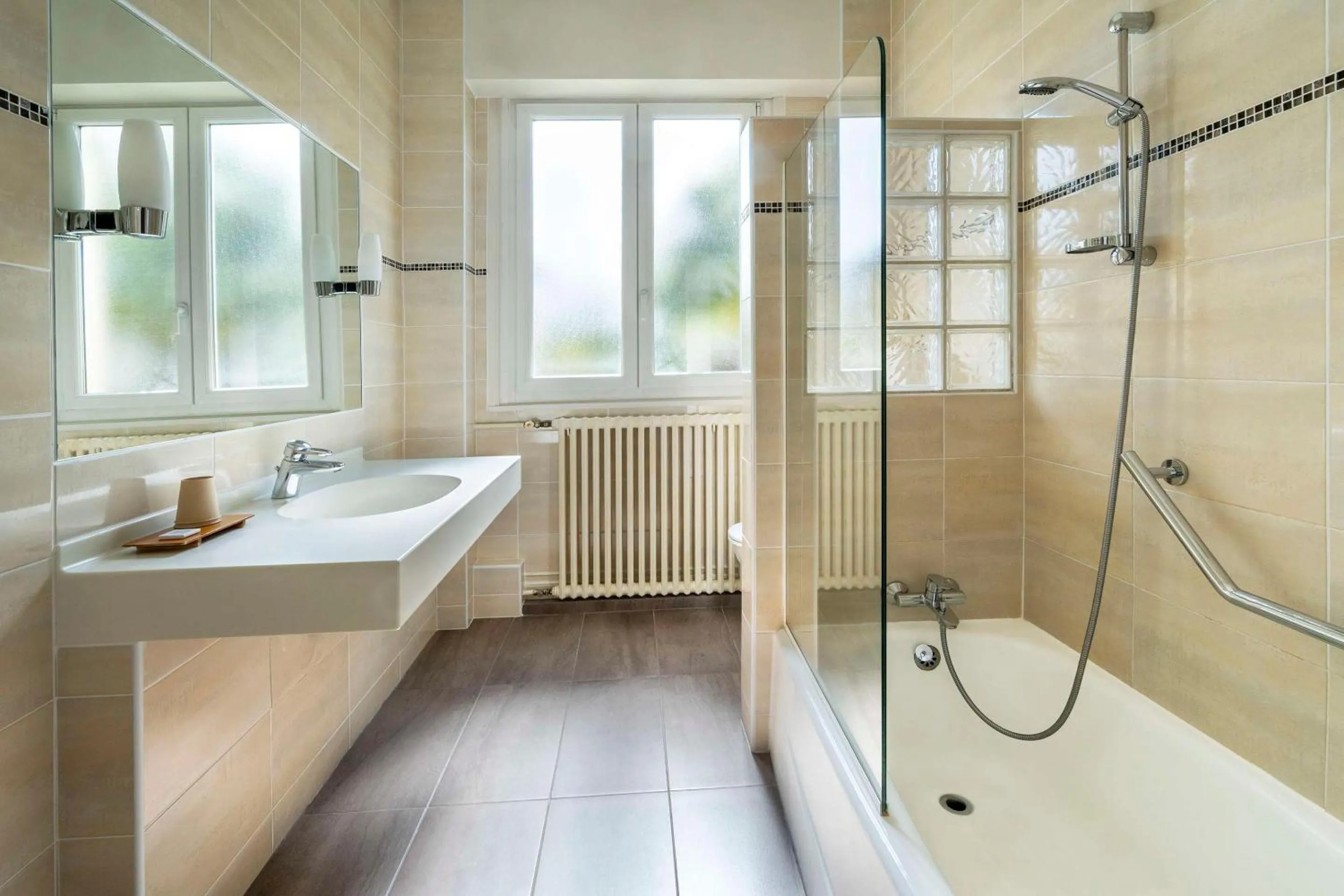 Bathroom in Best Western de Diane