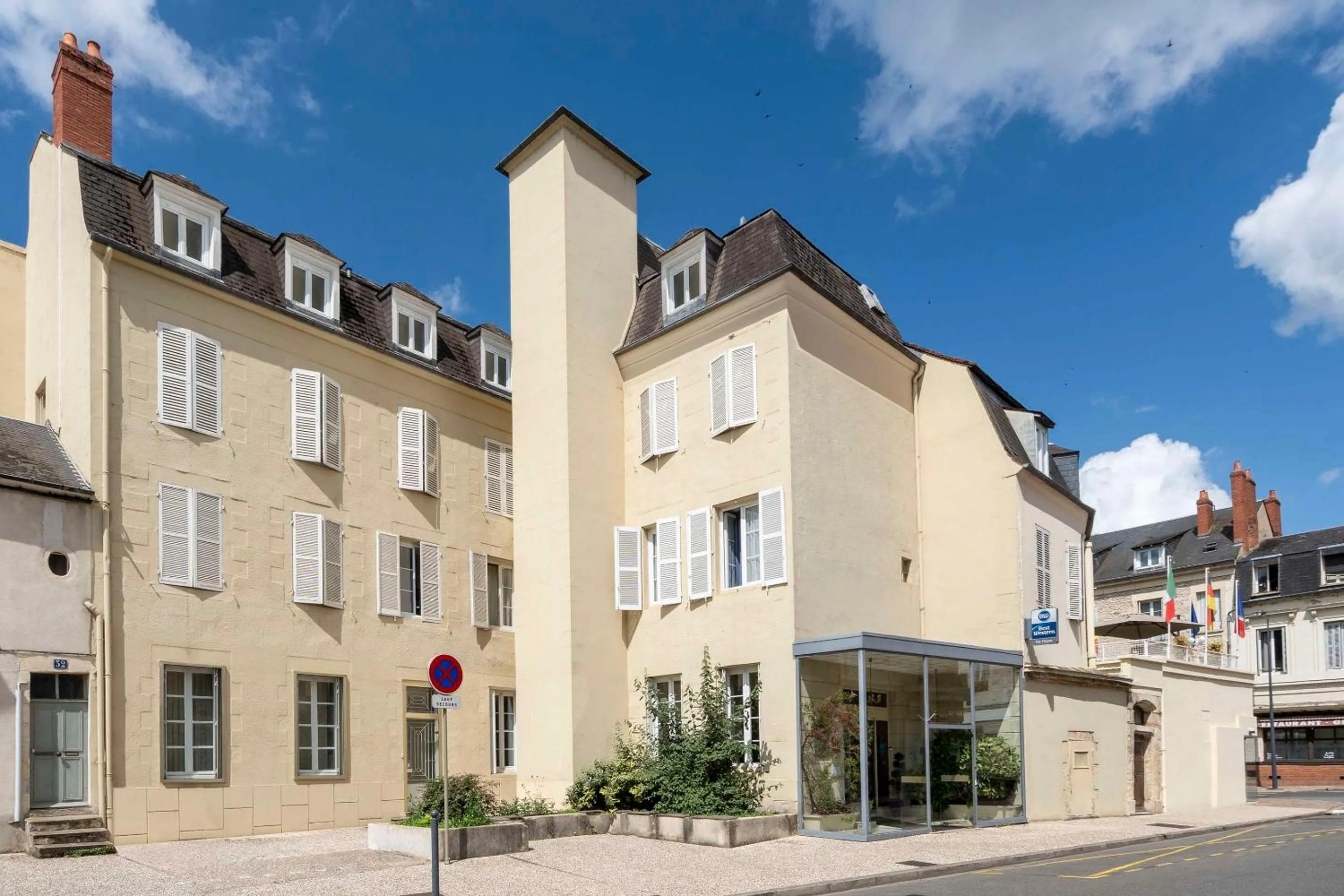 Property building in Best Western de Diane
