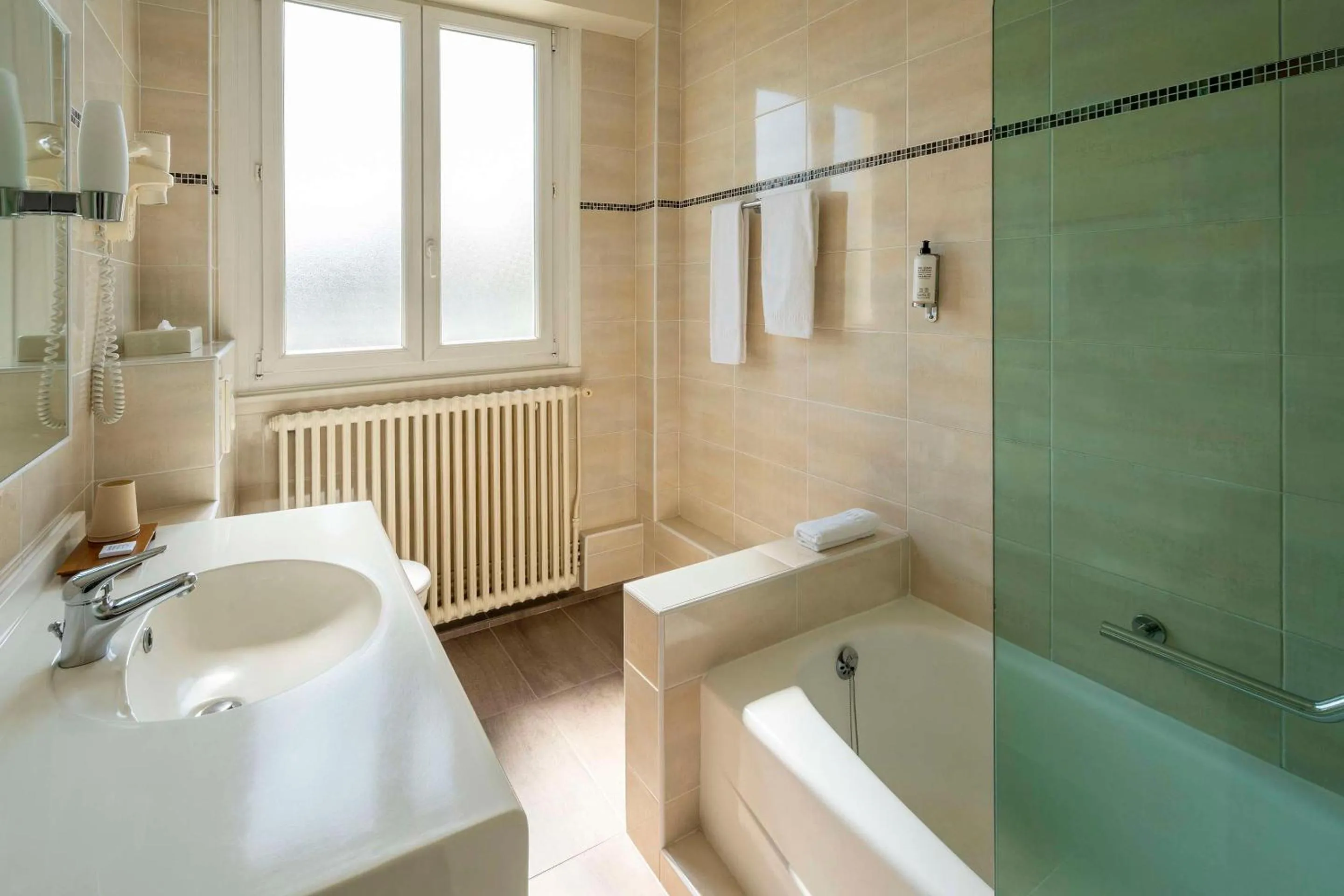 Bathroom in Best Western de Diane