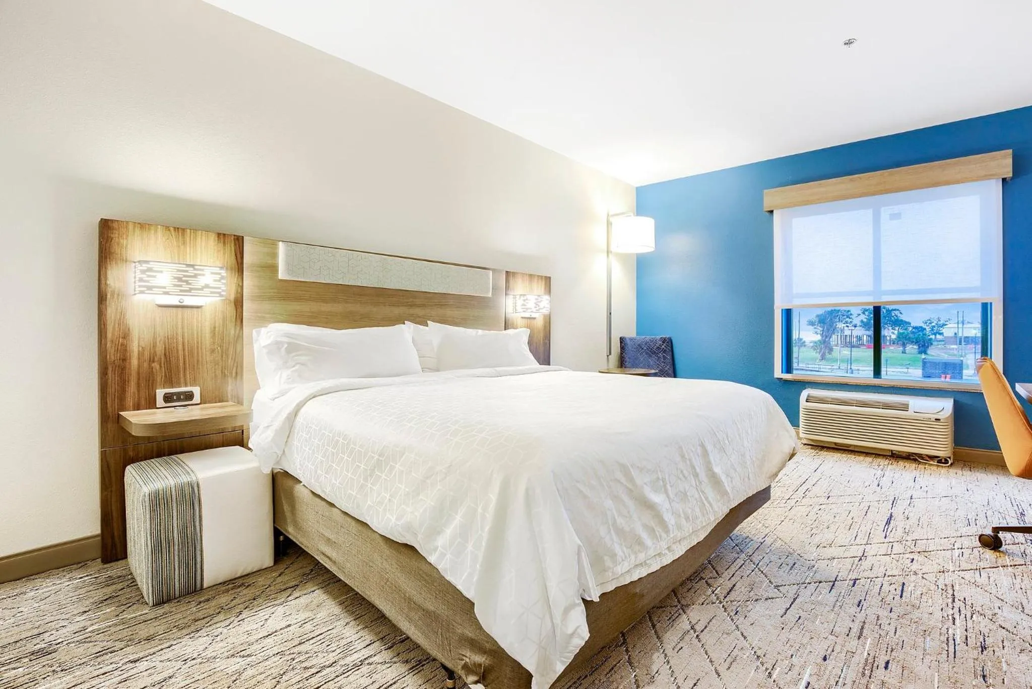 Photo of the whole room, Bed in Holiday Inn Express - Gulfport Beach by IHG