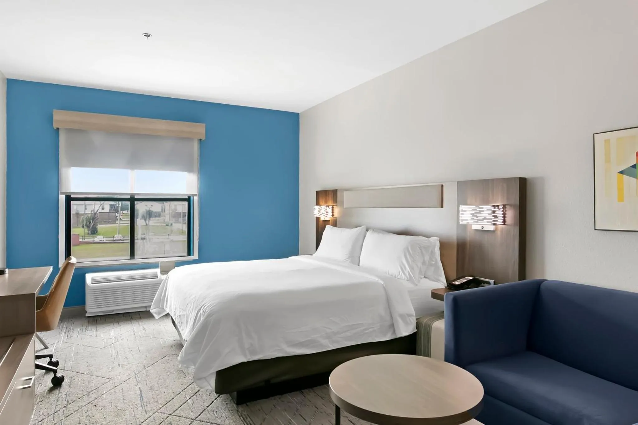 Photo of the whole room, Bed in Holiday Inn Express - Gulfport Beach by IHG