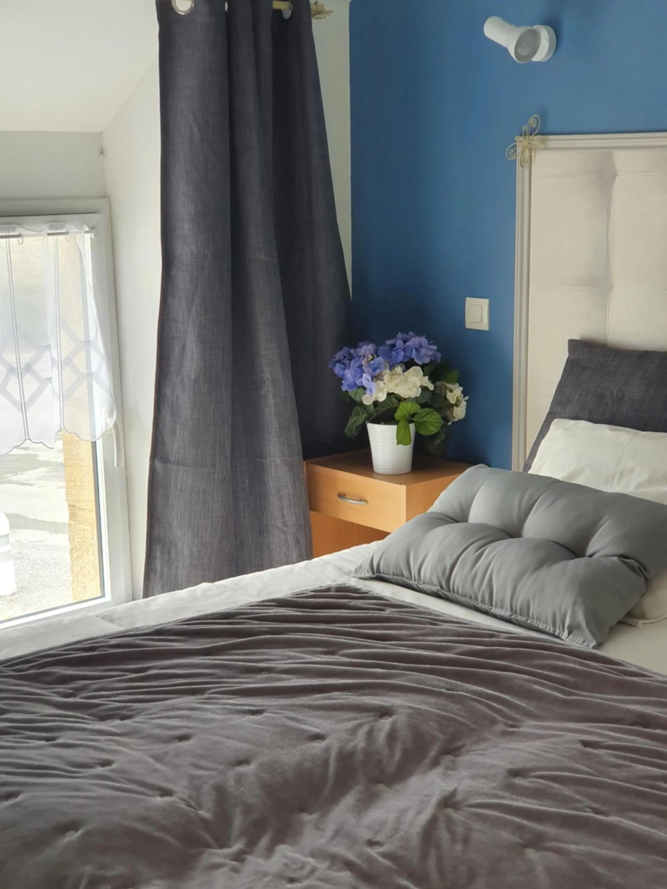 Quiet street view, Bed in Hôtel - Restaurant l'Hortensia