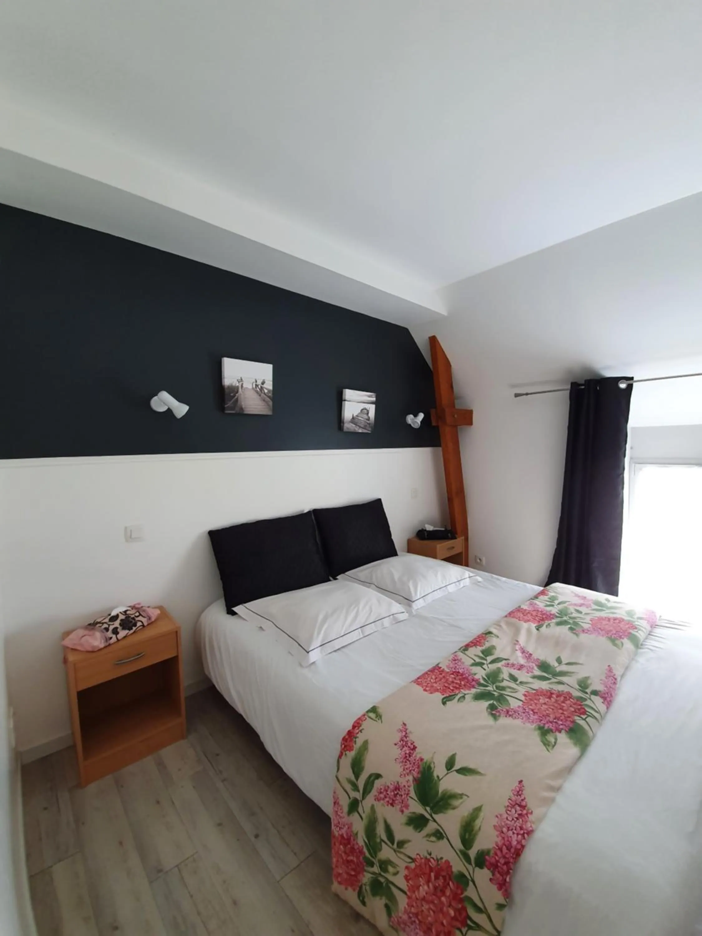 Quiet street view, Bed in Hôtel - Restaurant l'Hortensia