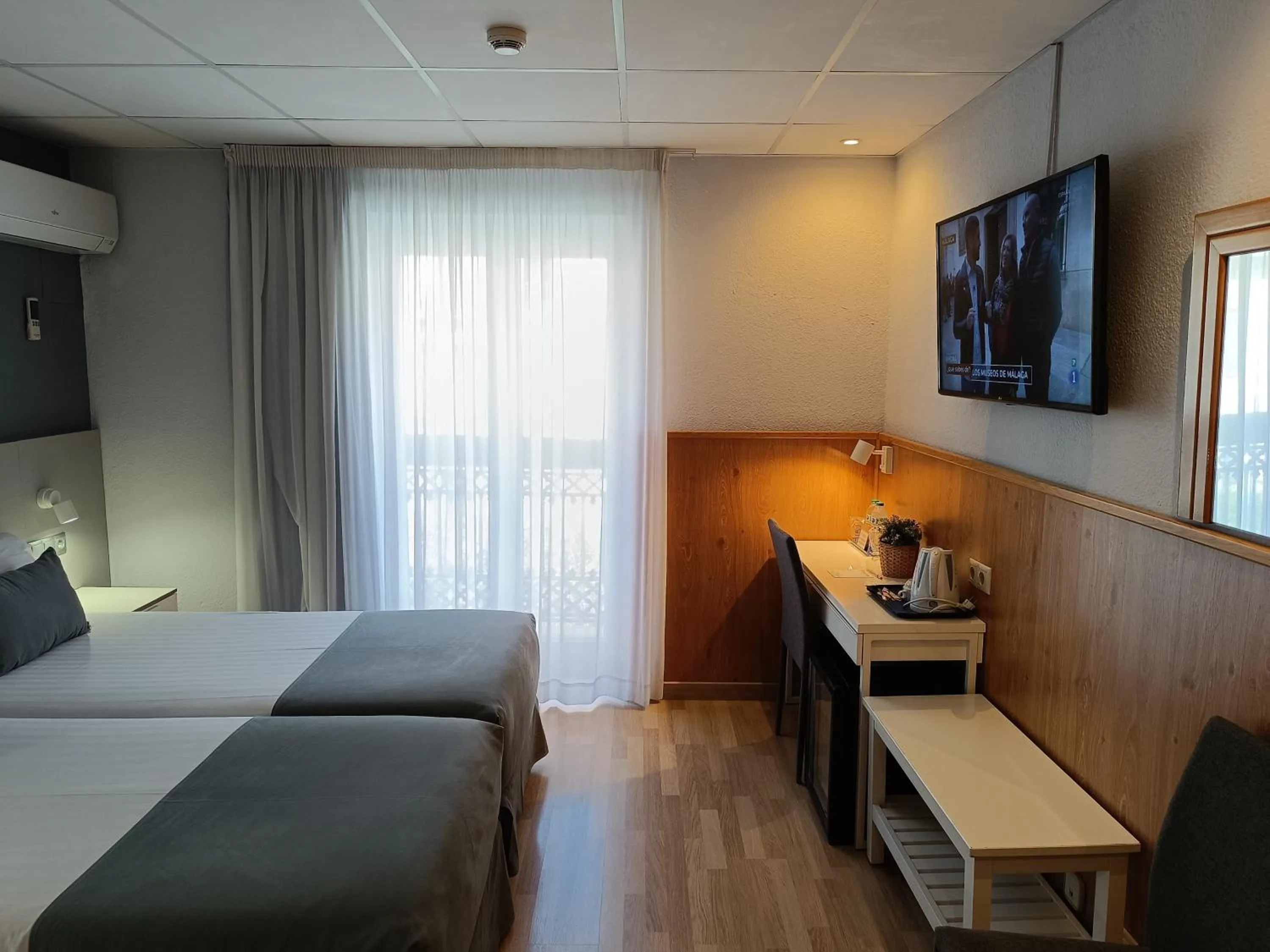 Photo of the whole room, Bed in Mendez Nuñez Alicante