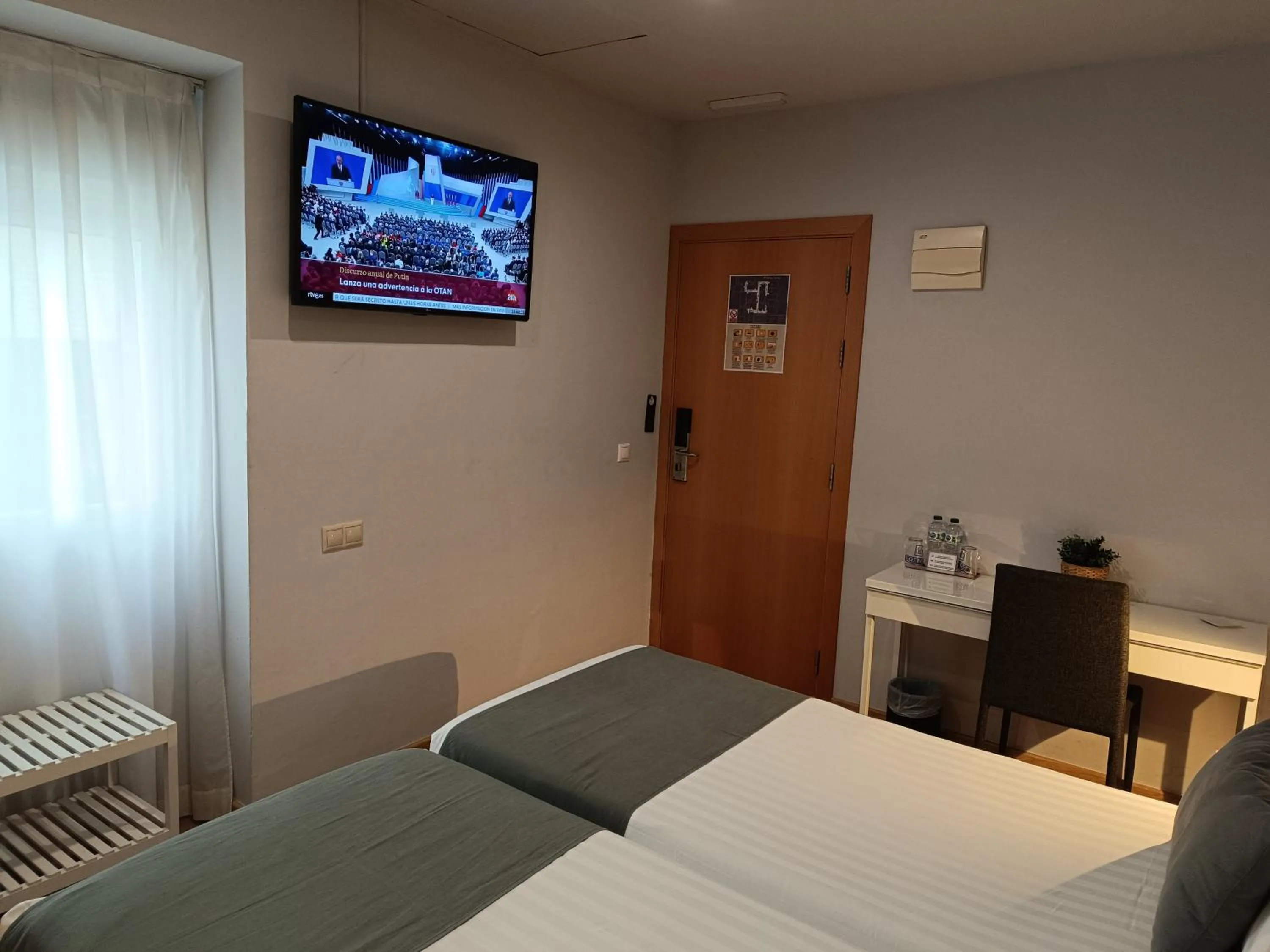 Photo of the whole room, Bed in Mendez Nuñez Alicante