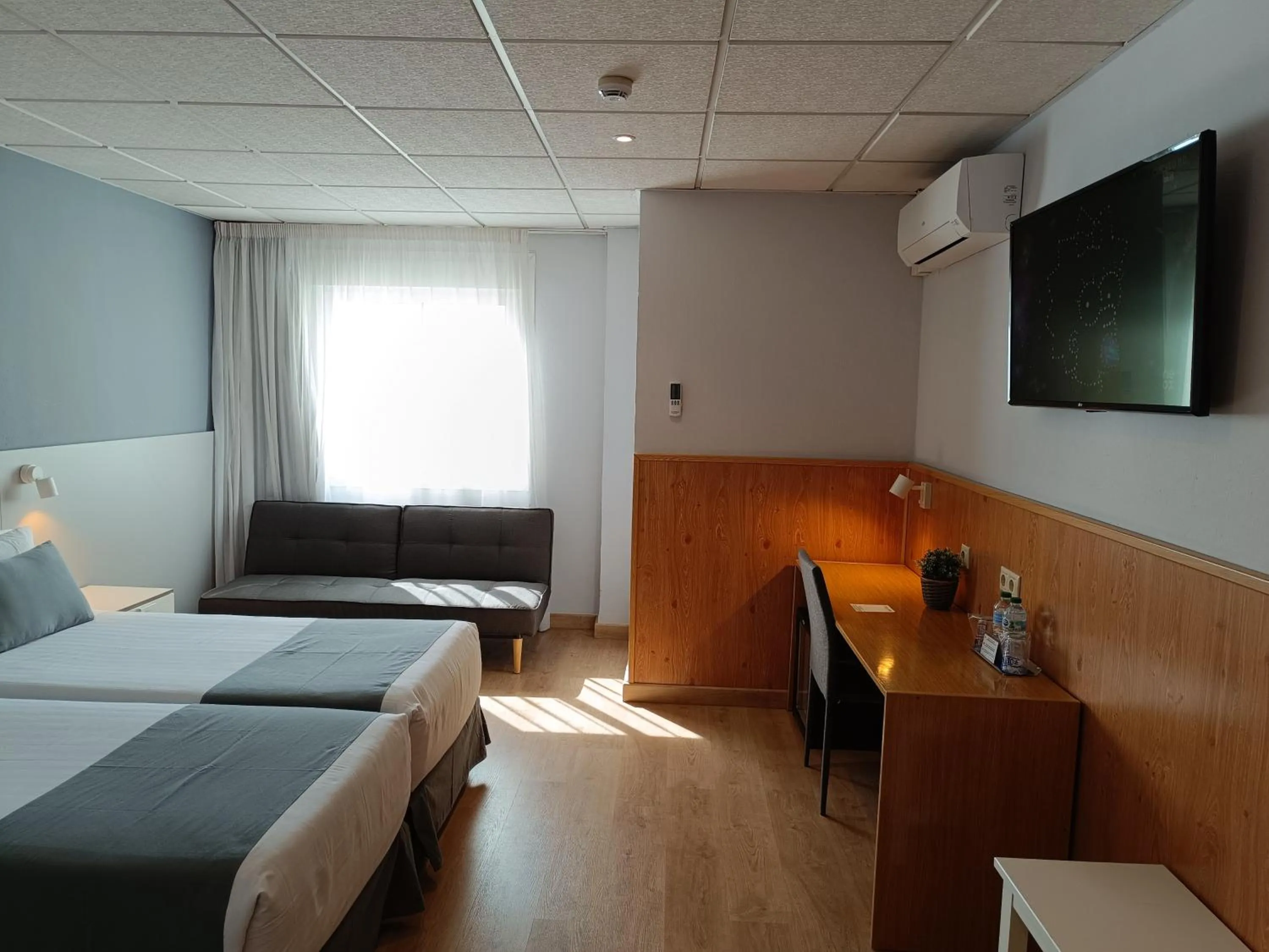 Photo of the whole room, Bed in Mendez Nuñez Alicante