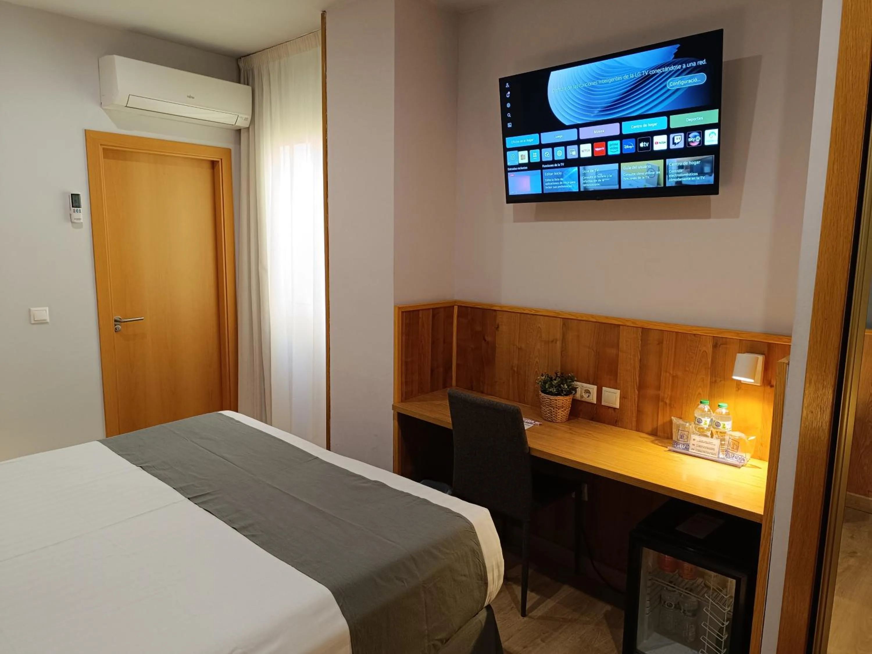 Photo of the whole room, Bed in Mendez Nuñez Alicante