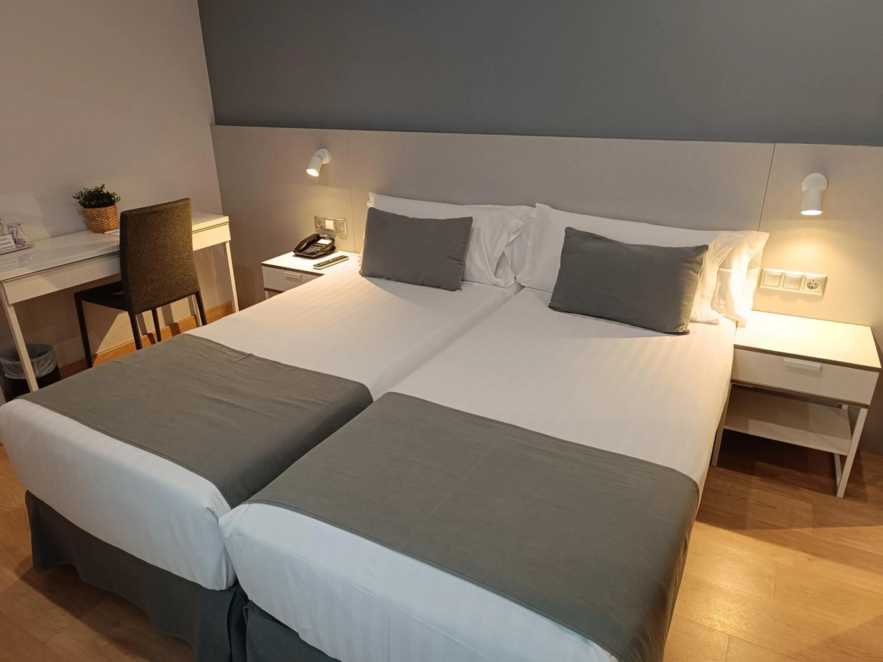 Photo of the whole room, Bed in Mendez Nuñez Alicante