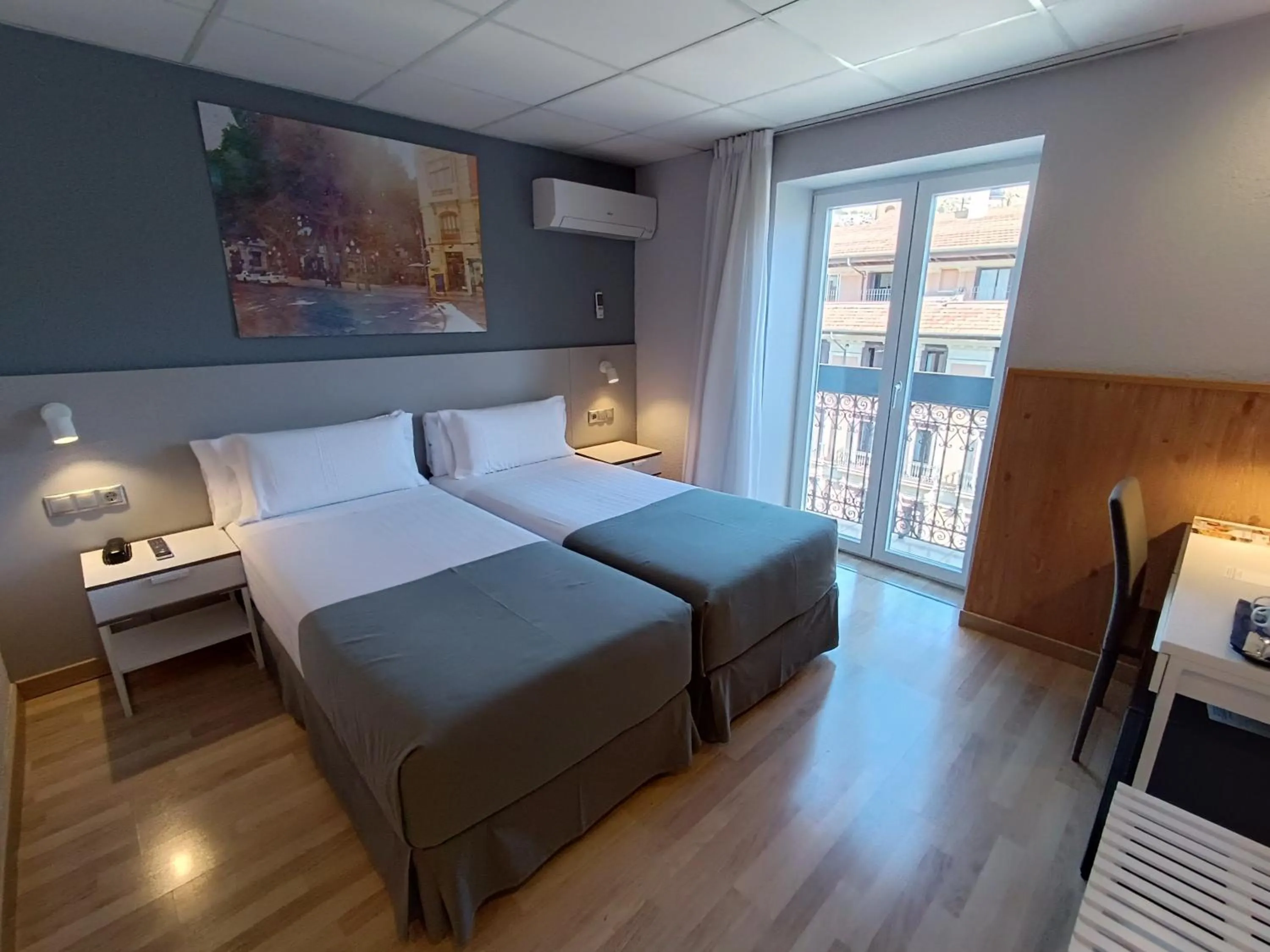 Photo of the whole room, Bed in Mendez Nuñez Alicante