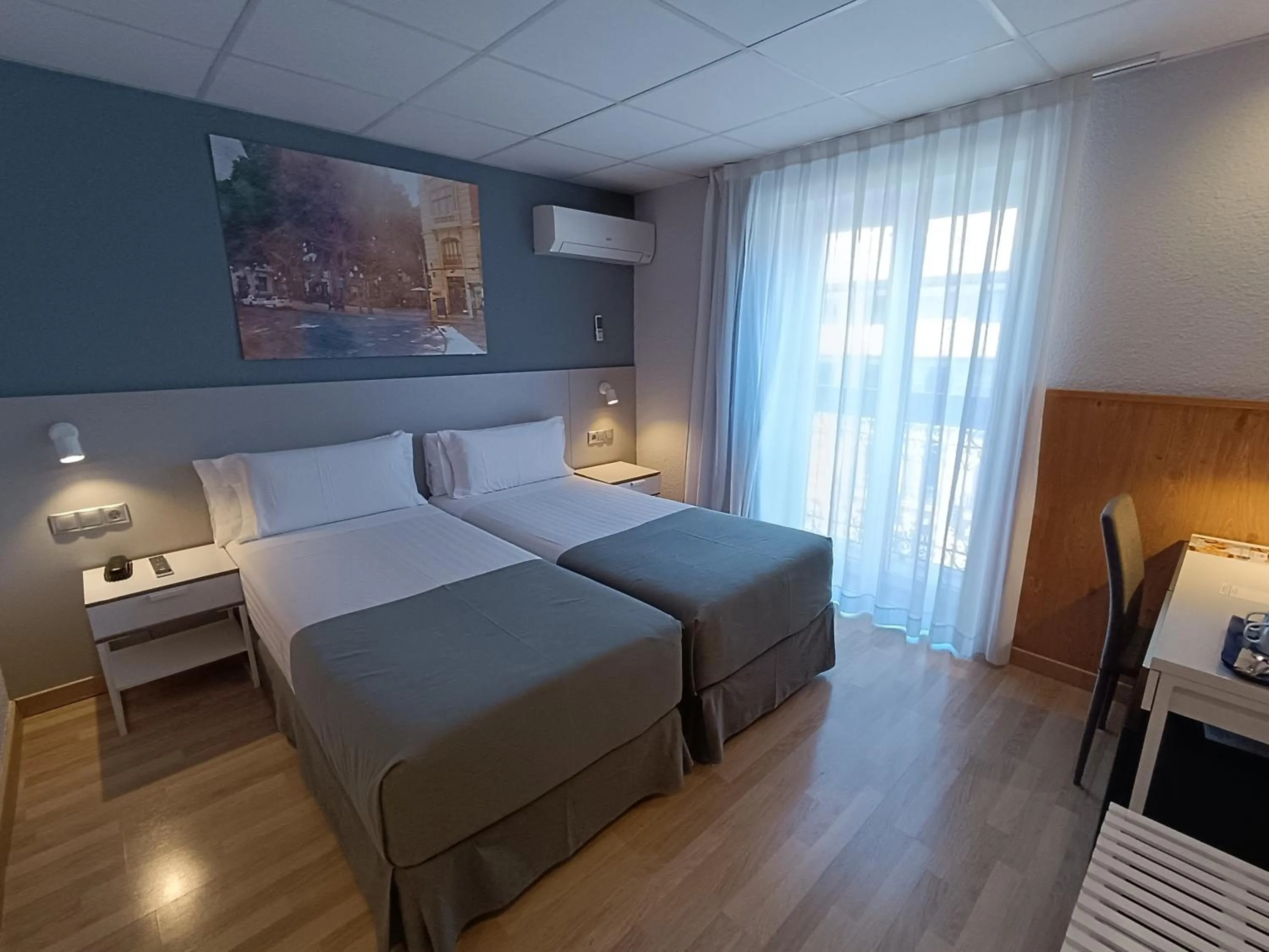 Photo of the whole room, Bed in Mendez Nuñez Alicante