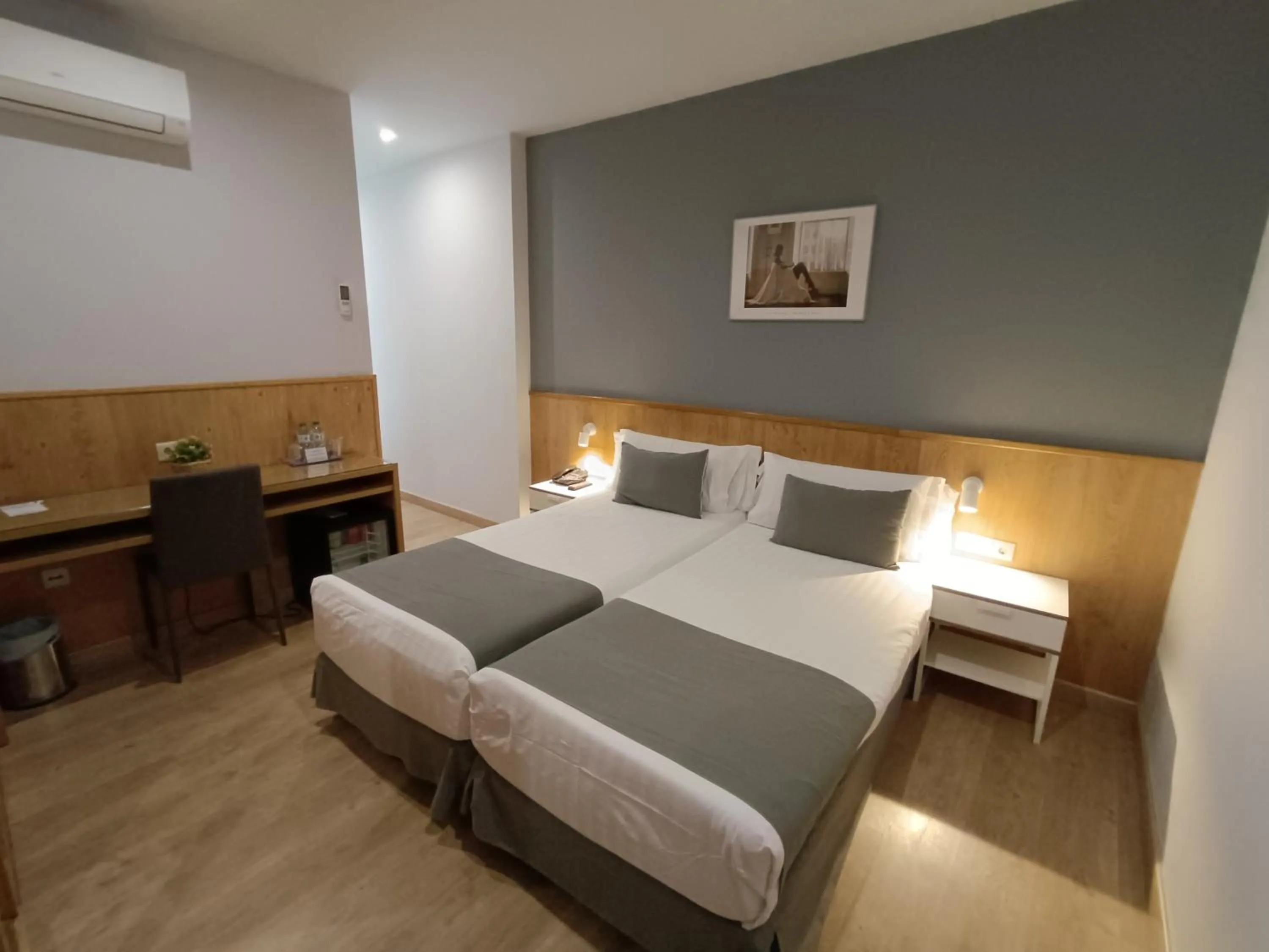 Photo of the whole room, Bed in Mendez Nuñez Alicante
