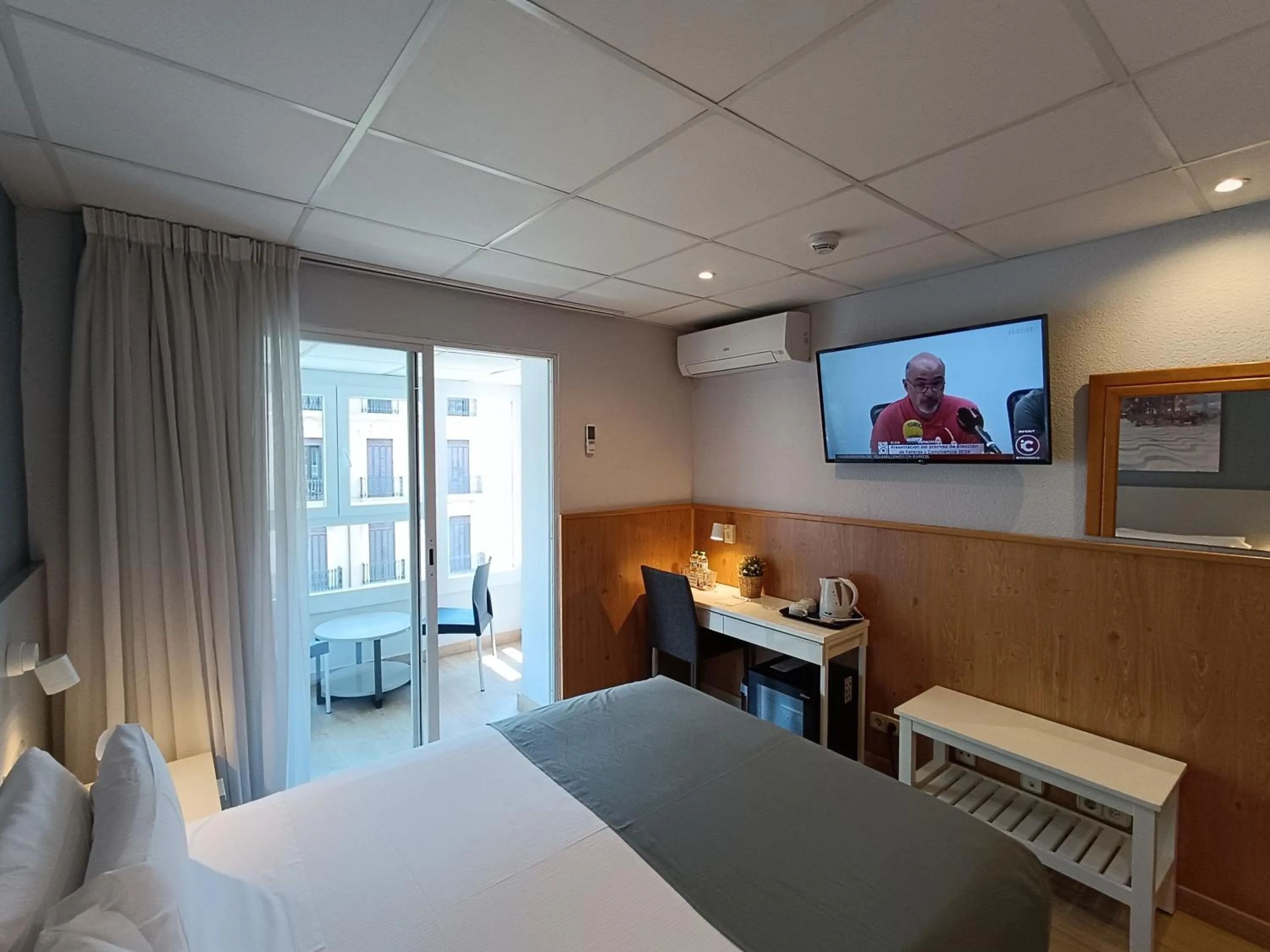 Photo of the whole room, Bed in Mendez Nuñez Alicante